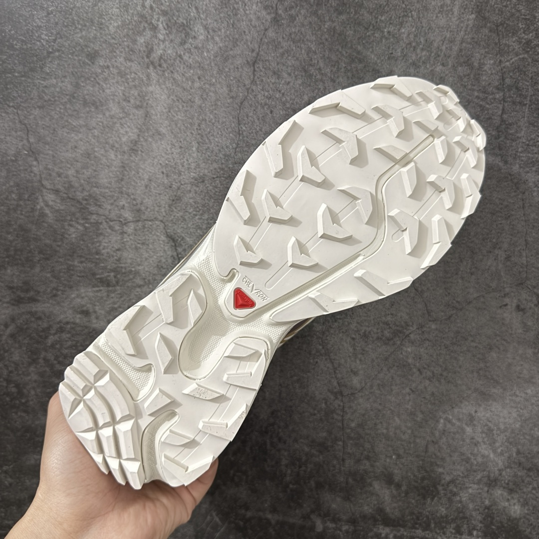 图片[9]-【纯原W1版】 Salomon XT-6 一代 萨洛蒙复古潮流户外机能登山跑鞋 米棕色 477377 纯原外贸平台特供订单 耗时半年巨作 全套原纸板楦头开发 原厂特供网布配套加持 确保原汁原味 完美呈现版型 原档数据独家私模五层组合大底 原装Ortholite轻量化鞋垫 中底布带钢印编号 原厂TPU锁扣 进口港宝加持 后跟自然饱满 还原公司包裹性 鞋面以“锯齿”状的包裹系统呈现 在基色底之下加入了各种色点缀 将公司的最新技术和时尚前卫的造型融入耐用的长跑款式中 鞋面由 TPU 薄膜制成 并焊接在高耐磨网眼上 使其既时尚又坚固 由 ACS底盘支撑 可增强稳定性和支撑力 以及由橡胶凸耳 Contragrip外底覆盖的 EVA 缓冲中底 旨在应对崎岖的地形 鞋舌上的彩色Salomon 标签、Quicklace 系统以及鞋头、鞋舌和鞋跟上的附加品牌使细节更加完美 让穿着者可以轻松驾驭户外与通勤下的任何运动生活场景 无缝鞋身户外随意纵横 颜值与脚感兼备 出街通勤 绝对非常吸睛 你值得拥有 尺码：36 36.5 37.5 38 38.5 39 40 40.5 41 42 42.5 43 44 44.5 45-选品中心