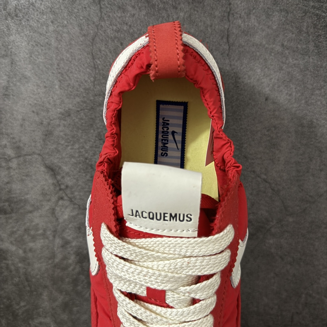 图片[8]-【神版】Jacquemus x Nike Jacumoon 舒适 低帮生活休闲鞋 红白色 货号：HV8547-600 全新品质 细节升级 头层皮料 私模大底 配件齐全 Nike和Jacquemus再度联手 鞋型高度还原了元年版的复古轮廓 细节点上在终于原味的基础上于鞋口处加入了松紧带设计 提升了穿脱的便捷性与贴合度 鞋身两侧是宽大的复古 Swoosh，而鞋舌上则点缀着专属的JACQUEMUS 标记，彰显联名 尺码：35-45全码出货-选品中心