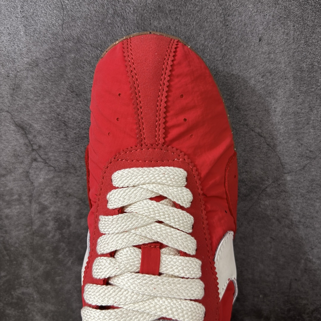 图片[5]-【神版】Jacquemus x Nike Jacumoon 舒适 低帮生活休闲鞋 红白色 货号：HV8547-600 全新品质 细节升级 头层皮料 私模大底 配件齐全 Nike和Jacquemus再度联手 鞋型高度还原了元年版的复古轮廓 细节点上在终于原味的基础上于鞋口处加入了松紧带设计 提升了穿脱的便捷性与贴合度 鞋身两侧是宽大的复古 Swoosh，而鞋舌上则点缀着专属的JACQUEMUS 标记，彰显联名 尺码：35-45全码出货-选品中心