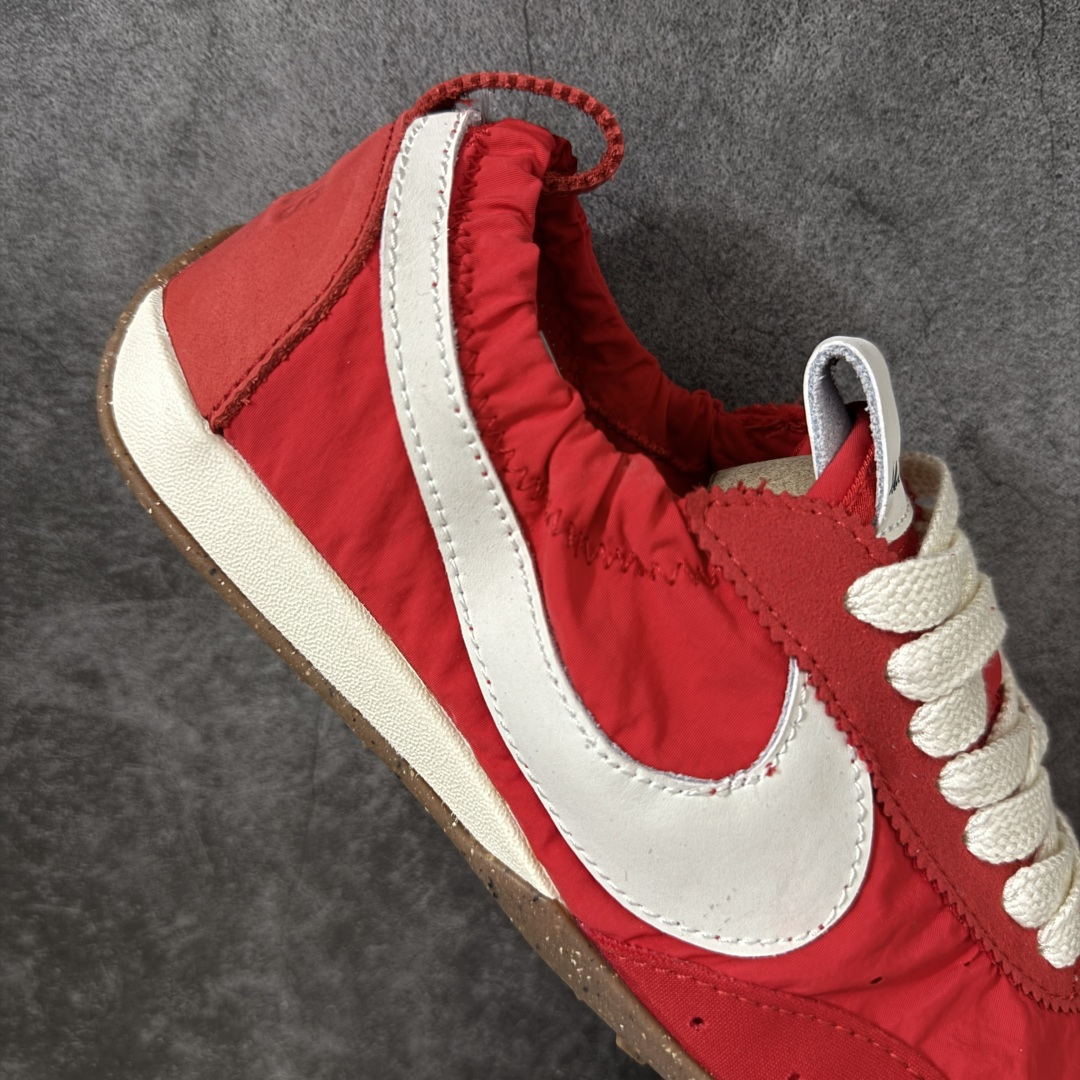 图片[7]-【神版】Jacquemus x Nike Jacumoon 舒适 低帮生活休闲鞋 红白色 货号：HV8547-600 全新品质 细节升级 头层皮料 私模大底 配件齐全 Nike和Jacquemus再度联手 鞋型高度还原了元年版的复古轮廓 细节点上在终于原味的基础上于鞋口处加入了松紧带设计 提升了穿脱的便捷性与贴合度 鞋身两侧是宽大的复古 Swoosh，而鞋舌上则点缀着专属的JACQUEMUS 标记，彰显联名 尺码：35-45全码出货-选品中心