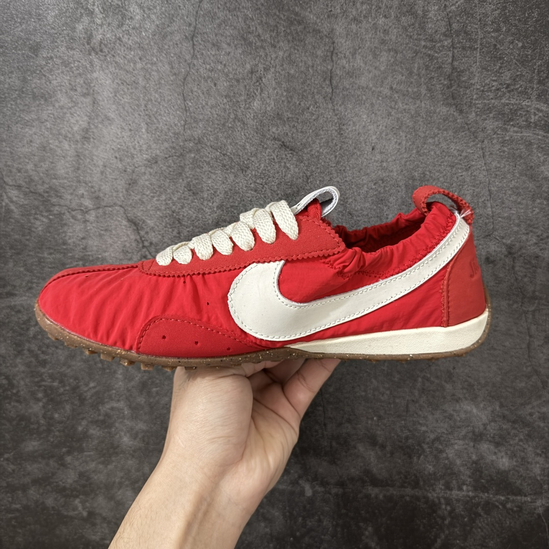 图片[2]-【神版】Jacquemus x Nike Jacumoon 舒适 低帮生活休闲鞋 红白色 货号：HV8547-600 全新品质 细节升级 头层皮料 私模大底 配件齐全 Nike和Jacquemus再度联手 鞋型高度还原了元年版的复古轮廓 细节点上在终于原味的基础上于鞋口处加入了松紧带设计 提升了穿脱的便捷性与贴合度 鞋身两侧是宽大的复古 Swoosh，而鞋舌上则点缀着专属的JACQUEMUS 标记，彰显联名 尺码：35-45全码出货-选品中心
