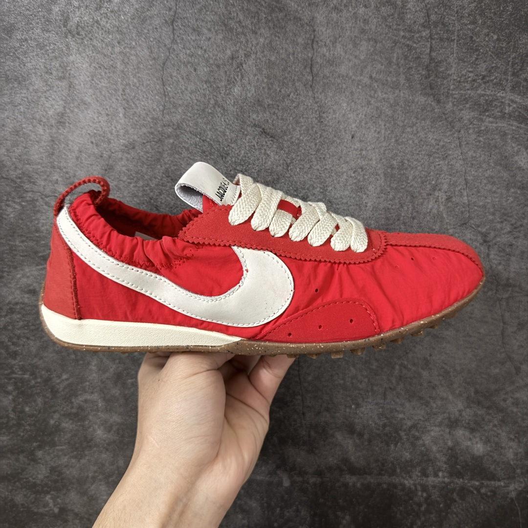【神版】Jacquemus x Nike Jacumoon 舒适 低帮生活休闲鞋 红白色 货号：HV8547-600 全新品质 细节升级 头层皮料 私模大底 配件齐全 Nike和Jacquemus再度联手 鞋型高度还原了元年版的复古轮廓 细节点上在终于原味的基础上于鞋口处加入了松紧带设计 提升了穿脱的便捷性与贴合度 鞋身两侧是宽大的复古 Swoosh，而鞋舌上则点缀着专属的JACQUEMUS 标记，彰显联名 尺码：35-45全码出货-选品中心