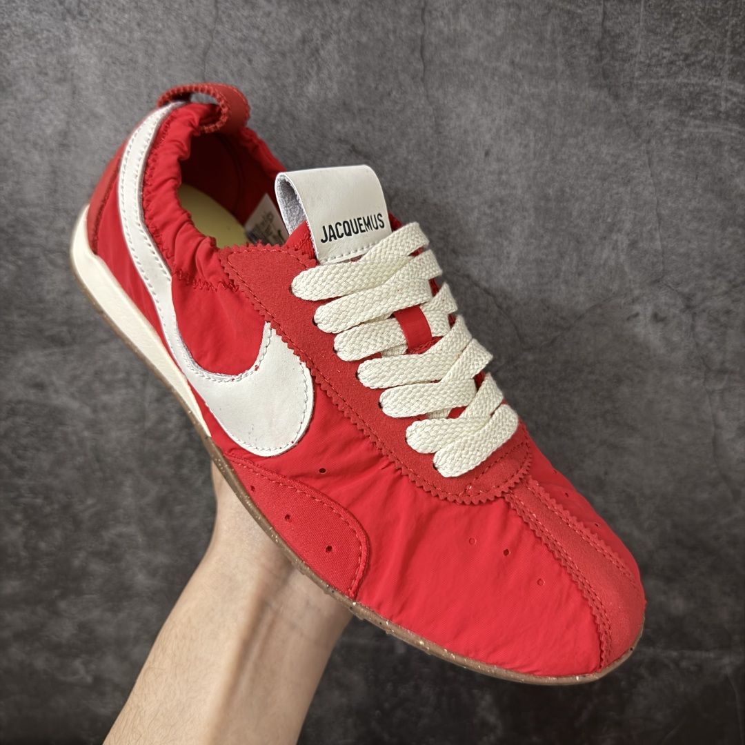 图片[3]-【神版】Jacquemus x Nike Jacumoon 舒适 低帮生活休闲鞋 红白色 货号：HV8547-600 全新品质 细节升级 头层皮料 私模大底 配件齐全 Nike和Jacquemus再度联手 鞋型高度还原了元年版的复古轮廓 细节点上在终于原味的基础上于鞋口处加入了松紧带设计 提升了穿脱的便捷性与贴合度 鞋身两侧是宽大的复古 Swoosh，而鞋舌上则点缀着专属的JACQUEMUS 标记，彰显联名 尺码：35-45全码出货-选品中心