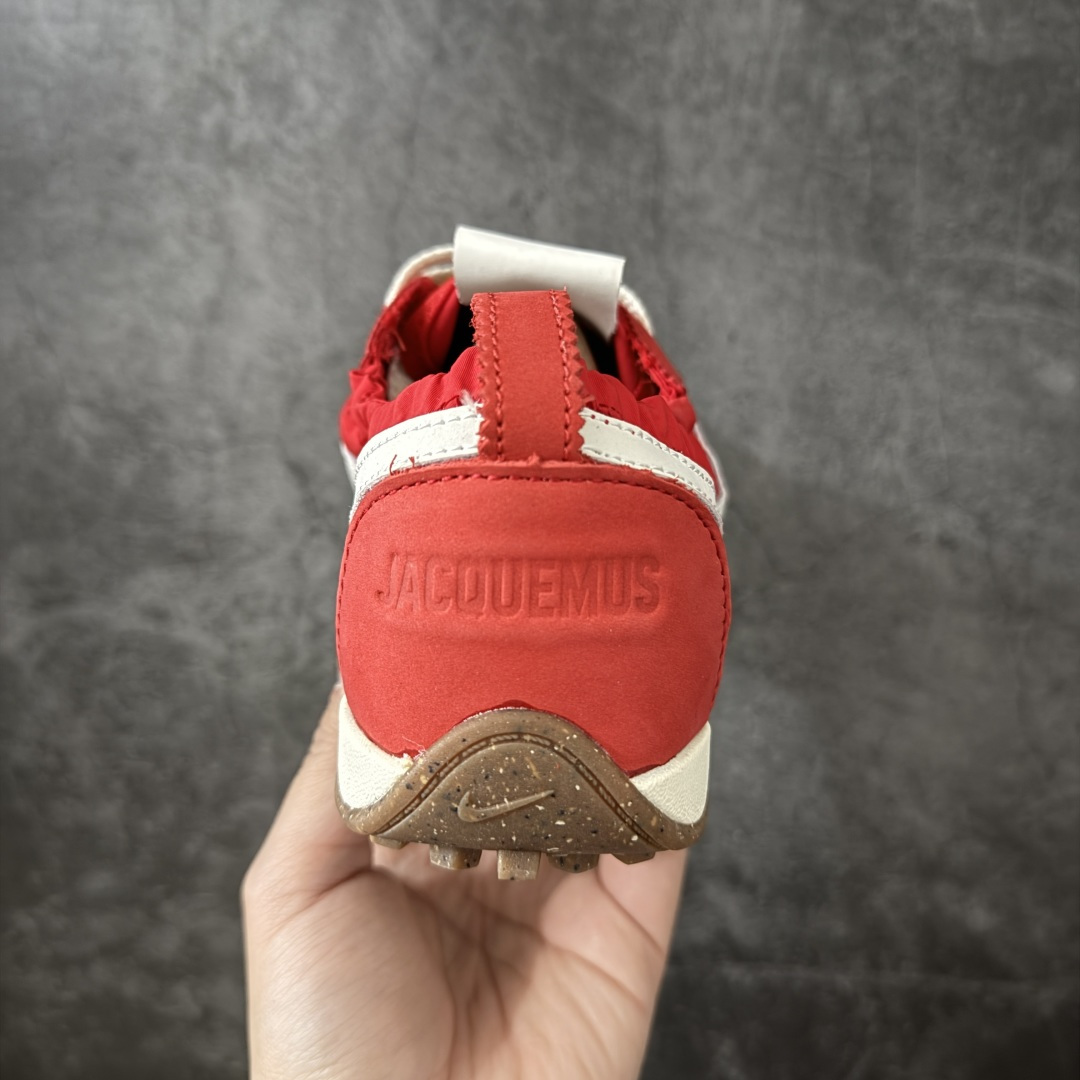 图片[4]-【神版】Jacquemus x Nike Jacumoon 舒适 低帮生活休闲鞋 红白色 货号：HV8547-600 全新品质 细节升级 头层皮料 私模大底 配件齐全 Nike和Jacquemus再度联手 鞋型高度还原了元年版的复古轮廓 细节点上在终于原味的基础上于鞋口处加入了松紧带设计 提升了穿脱的便捷性与贴合度 鞋身两侧是宽大的复古 Swoosh，而鞋舌上则点缀着专属的JACQUEMUS 标记，彰显联名 尺码：35-45全码出货-选品中心