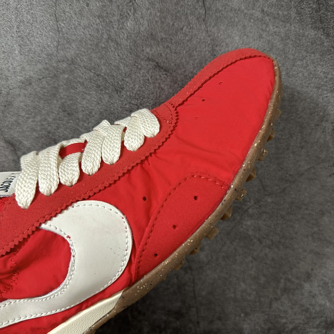 图片[6]-【神版】Jacquemus x Nike Jacumoon 舒适 低帮生活休闲鞋 红白色 货号：HV8547-600 全新品质 细节升级 头层皮料 私模大底 配件齐全 Nike和Jacquemus再度联手 鞋型高度还原了元年版的复古轮廓 细节点上在终于原味的基础上于鞋口处加入了松紧带设计 提升了穿脱的便捷性与贴合度 鞋身两侧是宽大的复古 Swoosh，而鞋舌上则点缀着专属的JACQUEMUS 标记，彰显联名 尺码：35-45全码出货-选品中心