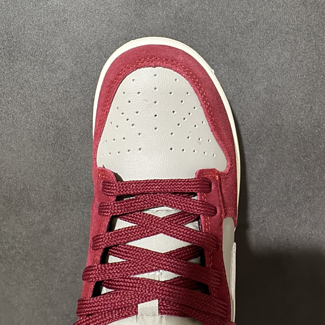 图片[5]-【公司级】Nike Dunk SB Low Retro SE 耐克 SB 低帮 灰白红 经典舒适低邦板鞋 鞋款整体以灰色打造，搭配深邃酒红框架覆盖层，采用皮革基底搭配绒面革覆盖层，营造出层次分明的质感，尽显复古韵味；鞋身两侧Swoosyh Logo采用白色点缀，鞋舌标签上以Nike Air标识呈现，后跟Nike字样以黑色装饰，最后以帆白色中底搭配生胶色橡胶c外底完善整体设计收尾。 货号：IB6399-004（2026.03发售） 尺码：36 36.5 37.5 38 38.5 39 40 40.5 41 42 42.5 43 44 44.5 45-选品中心