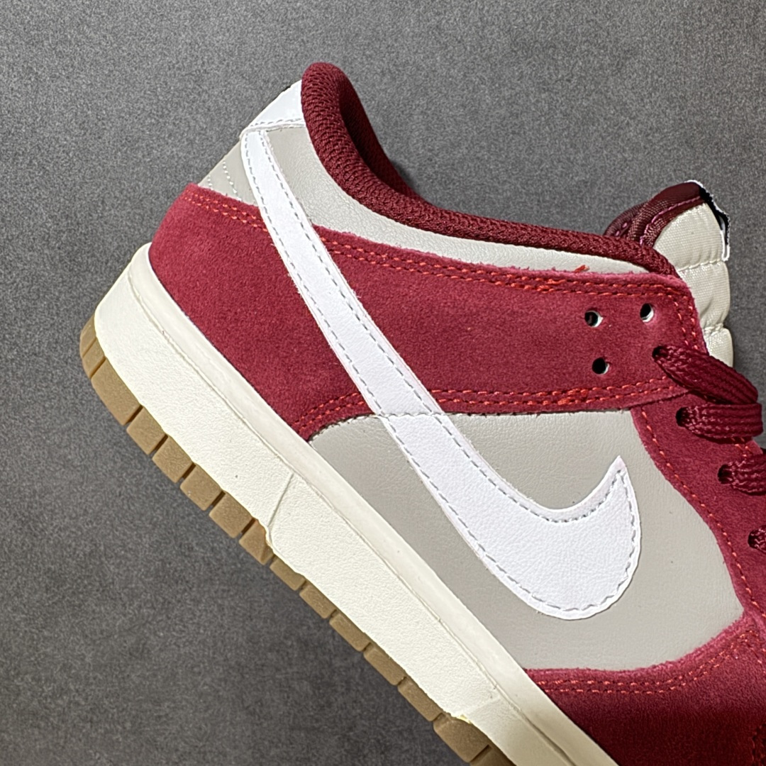 图片[7]-【公司级】Nike Dunk SB Low Retro SE 耐克 SB 低帮 灰白红 经典舒适低邦板鞋 鞋款整体以灰色打造，搭配深邃酒红框架覆盖层，采用皮革基底搭配绒面革覆盖层，营造出层次分明的质感，尽显复古韵味；鞋身两侧Swoosyh Logo采用白色点缀，鞋舌标签上以Nike Air标识呈现，后跟Nike字样以黑色装饰，最后以帆白色中底搭配生胶色橡胶c外底完善整体设计收尾。 货号：IB6399-004（2026.03发售） 尺码：36 36.5 37.5 38 38.5 39 40 40.5 41 42 42.5 43 44 44.5 45-选品中心