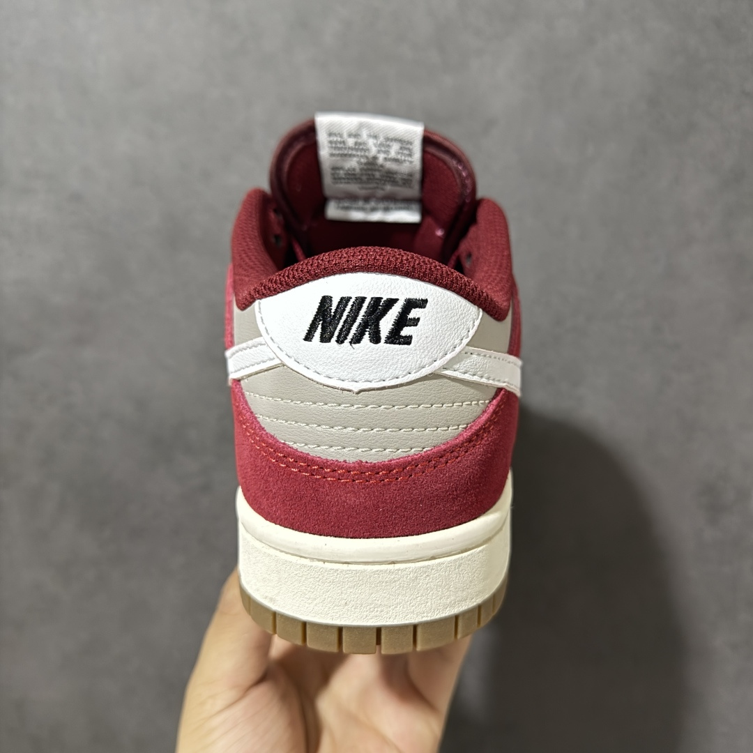 图片[4]-【公司级】Nike Dunk SB Low Retro SE 耐克 SB 低帮 灰白红 经典舒适低邦板鞋 鞋款整体以灰色打造，搭配深邃酒红框架覆盖层，采用皮革基底搭配绒面革覆盖层，营造出层次分明的质感，尽显复古韵味；鞋身两侧Swoosyh Logo采用白色点缀，鞋舌标签上以Nike Air标识呈现，后跟Nike字样以黑色装饰，最后以帆白色中底搭配生胶色橡胶c外底完善整体设计收尾。 货号：IB6399-004（2026.03发售） 尺码：36 36.5 37.5 38 38.5 39 40 40.5 41 42 42.5 43 44 44.5 45-选品中心