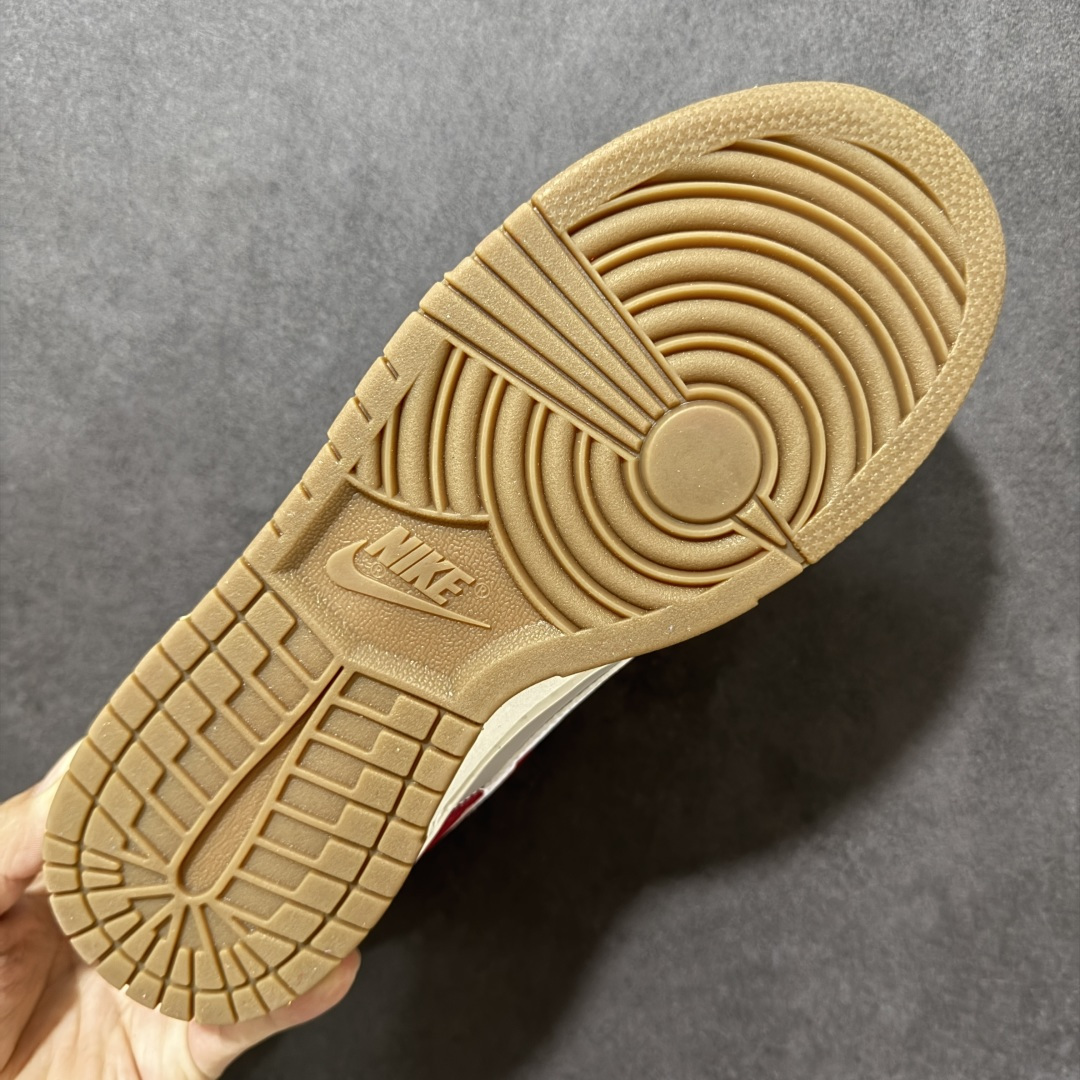 图片[9]-【公司级】Nike Dunk SB Low Retro SE 耐克 SB 低帮 灰白红 经典舒适低邦板鞋 鞋款整体以灰色打造，搭配深邃酒红框架覆盖层，采用皮革基底搭配绒面革覆盖层，营造出层次分明的质感，尽显复古韵味；鞋身两侧Swoosyh Logo采用白色点缀，鞋舌标签上以Nike Air标识呈现，后跟Nike字样以黑色装饰，最后以帆白色中底搭配生胶色橡胶c外底完善整体设计收尾。 货号：IB6399-004（2026.03发售） 尺码：36 36.5 37.5 38 38.5 39 40 40.5 41 42 42.5 43 44 44.5 45-选品中心
