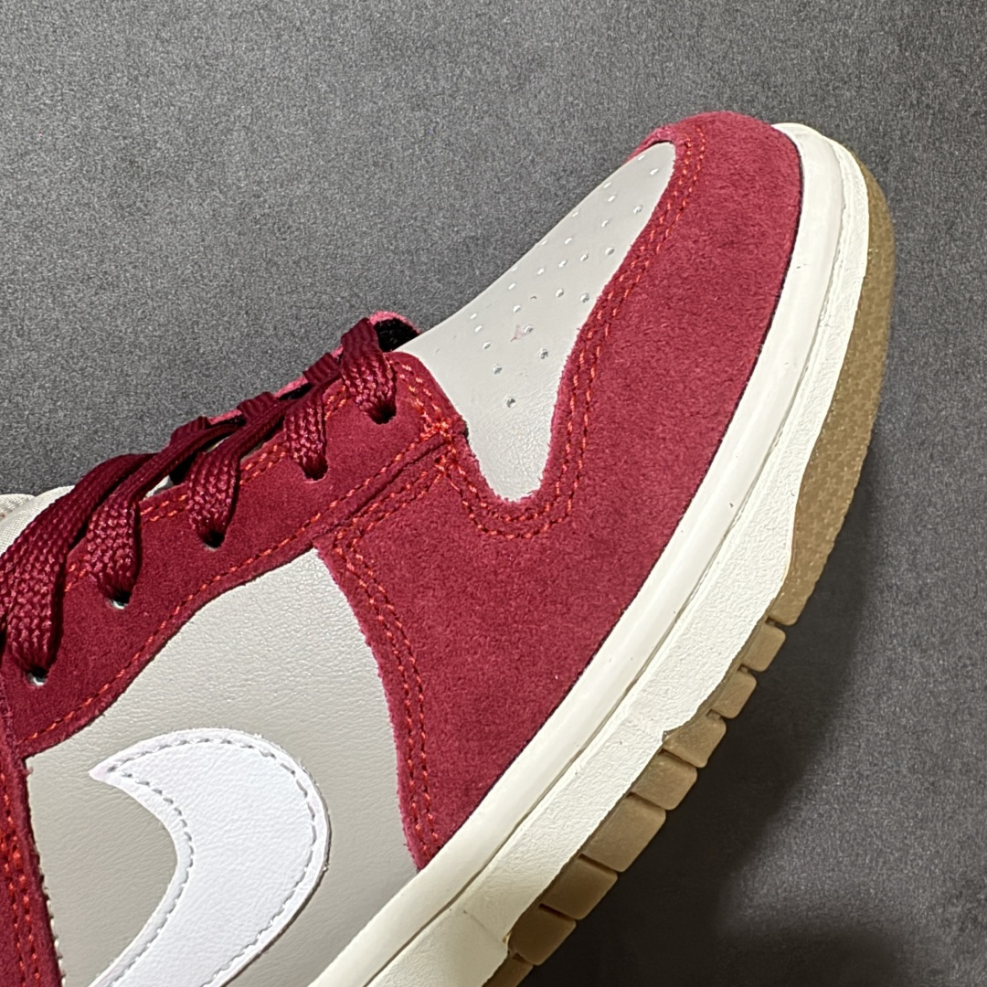 图片[8]-【公司级】Nike Dunk SB Low Retro SE 耐克 SB 低帮 灰白红 经典舒适低邦板鞋 鞋款整体以灰色打造，搭配深邃酒红框架覆盖层，采用皮革基底搭配绒面革覆盖层，营造出层次分明的质感，尽显复古韵味；鞋身两侧Swoosyh Logo采用白色点缀，鞋舌标签上以Nike Air标识呈现，后跟Nike字样以黑色装饰，最后以帆白色中底搭配生胶色橡胶c外底完善整体设计收尾。 货号：IB6399-004（2026.03发售） 尺码：36 36.5 37.5 38 38.5 39 40 40.5 41 42 42.5 43 44 44.5 45-选品中心