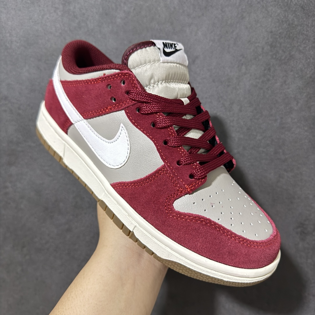 图片[3]-【公司级】Nike Dunk SB Low Retro SE 耐克 SB 低帮 灰白红 经典舒适低邦板鞋 鞋款整体以灰色打造，搭配深邃酒红框架覆盖层，采用皮革基底搭配绒面革覆盖层，营造出层次分明的质感，尽显复古韵味；鞋身两侧Swoosyh Logo采用白色点缀，鞋舌标签上以Nike Air标识呈现，后跟Nike字样以黑色装饰，最后以帆白色中底搭配生胶色橡胶c外底完善整体设计收尾。 货号：IB6399-004（2026.03发售） 尺码：36 36.5 37.5 38 38.5 39 40 40.5 41 42 42.5 43 44 44.5 45-选品中心