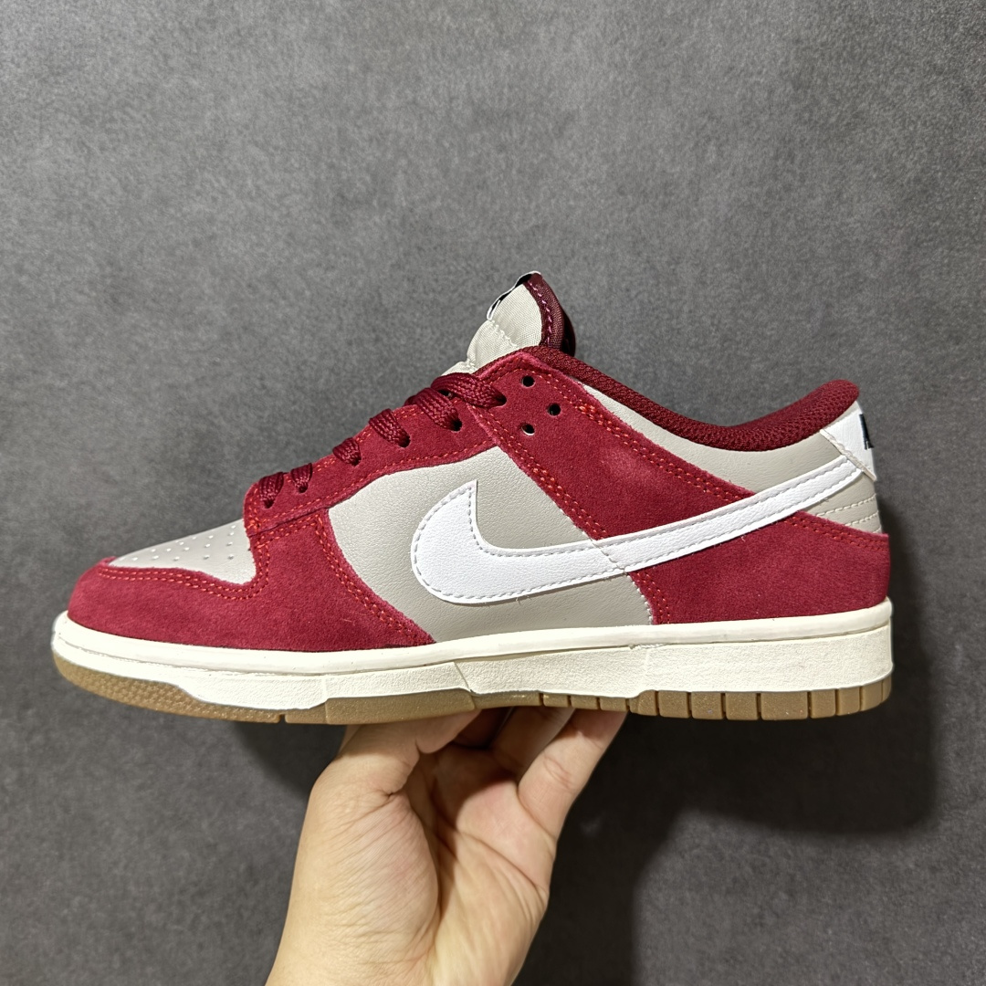 图片[2]-【公司级】Nike Dunk SB Low Retro SE 耐克 SB 低帮 灰白红 经典舒适低邦板鞋 鞋款整体以灰色打造，搭配深邃酒红框架覆盖层，采用皮革基底搭配绒面革覆盖层，营造出层次分明的质感，尽显复古韵味；鞋身两侧Swoosyh Logo采用白色点缀，鞋舌标签上以Nike Air标识呈现，后跟Nike字样以黑色装饰，最后以帆白色中底搭配生胶色橡胶c外底完善整体设计收尾。 货号：IB6399-004（2026.03发售） 尺码：36 36.5 37.5 38 38.5 39 40 40.5 41 42 42.5 43 44 44.5 45-选品中心