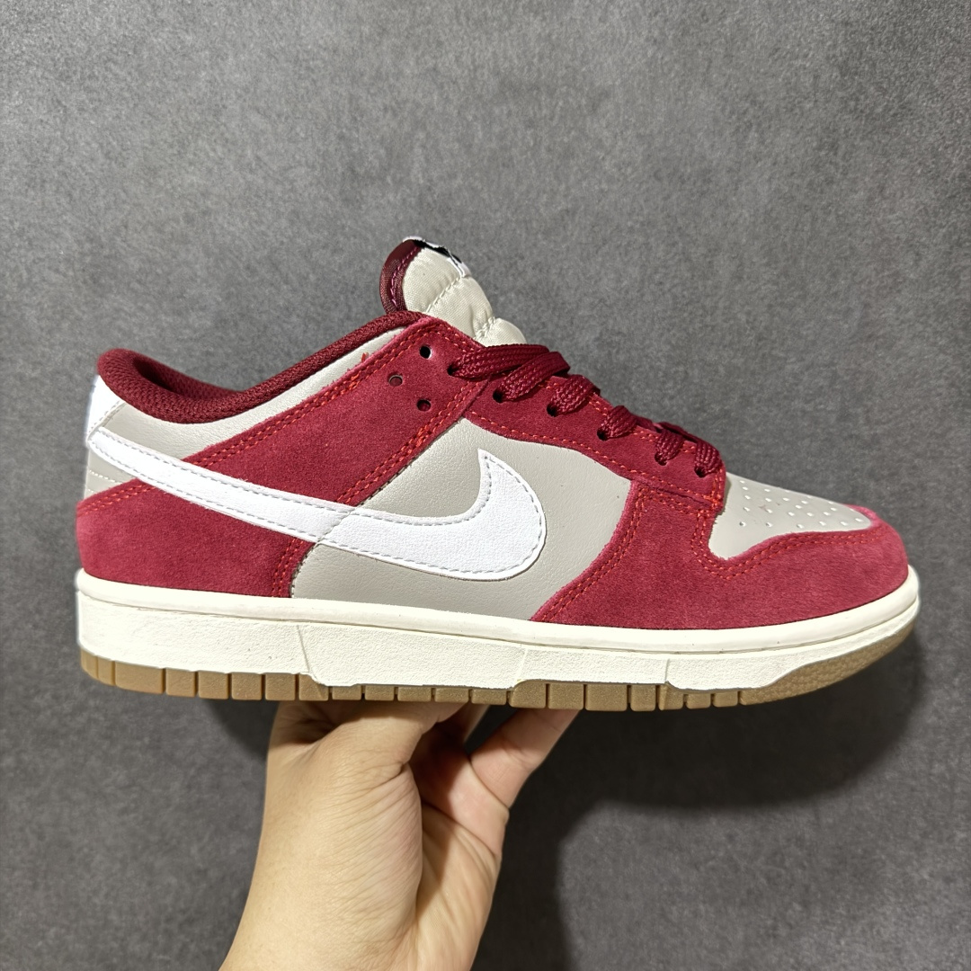 【公司级】Nike Dunk SB Low Retro SE 耐克 SB 低帮 灰白红 经典舒适低邦板鞋 鞋款整体以灰色打造，搭配深邃酒红框架覆盖层，采用皮革基底搭配绒面革覆盖层，营造出层次分明的质感，尽显复古韵味；鞋身两侧Swoosyh Logo采用白色点缀，鞋舌标签上以Nike Air标识呈现，后跟Nike字样以黑色装饰，最后以帆白色中底搭配生胶色橡胶c外底完善整体设计收尾。 货号：IB6399-004（2026.03发售） 尺码：36 36.5 37.5 38 38.5 39 40 40.5 41 42 42.5 43 44 44.5 45-选品中心