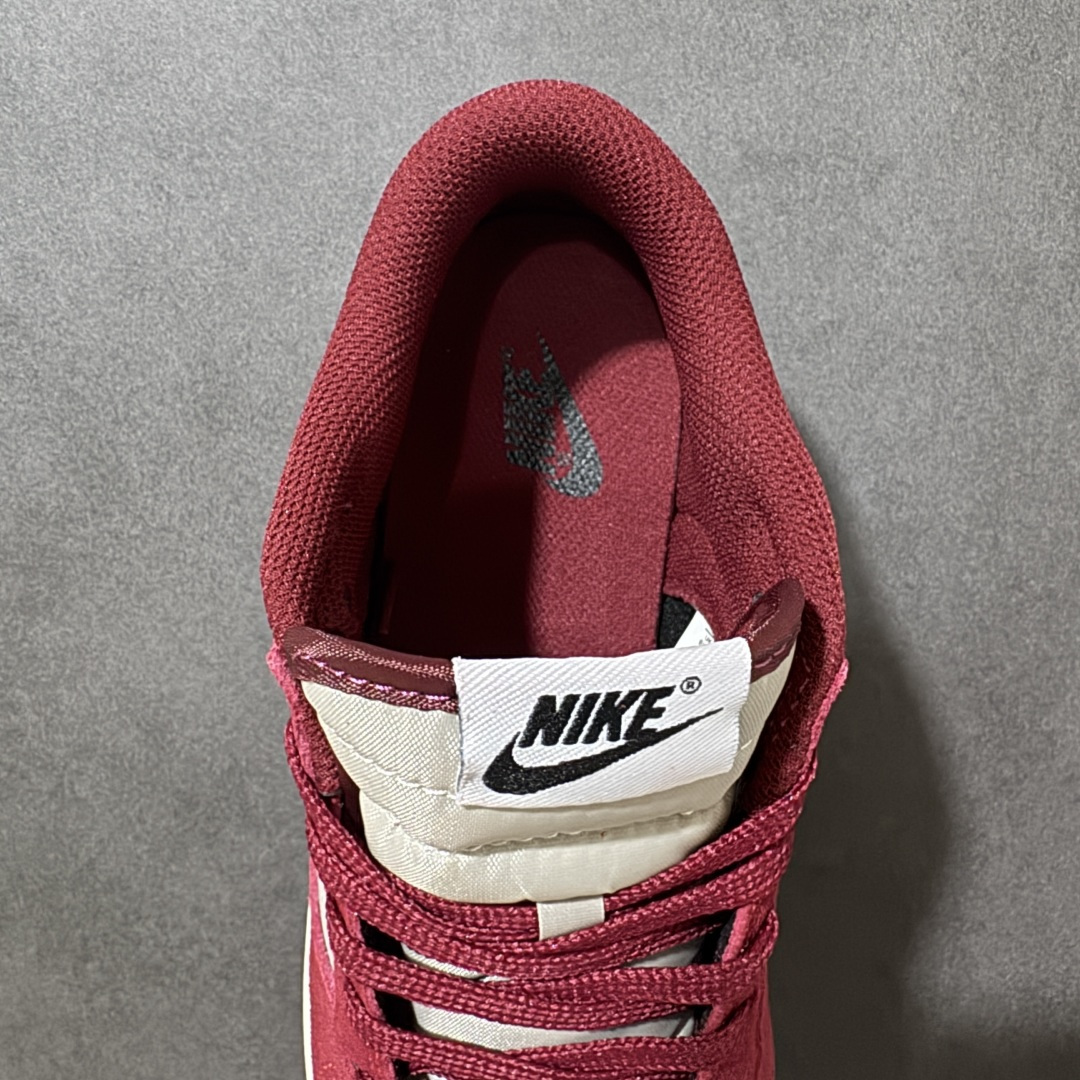 图片[6]-【公司级】Nike Dunk SB Low Retro SE 耐克 SB 低帮 灰白红 经典舒适低邦板鞋 鞋款整体以灰色打造，搭配深邃酒红框架覆盖层，采用皮革基底搭配绒面革覆盖层，营造出层次分明的质感，尽显复古韵味；鞋身两侧Swoosyh Logo采用白色点缀，鞋舌标签上以Nike Air标识呈现，后跟Nike字样以黑色装饰，最后以帆白色中底搭配生胶色橡胶c外底完善整体设计收尾。 货号：IB6399-004（2026.03发售） 尺码：36 36.5 37.5 38 38.5 39 40 40.5 41 42 42.5 43 44 44.5 45-选品中心