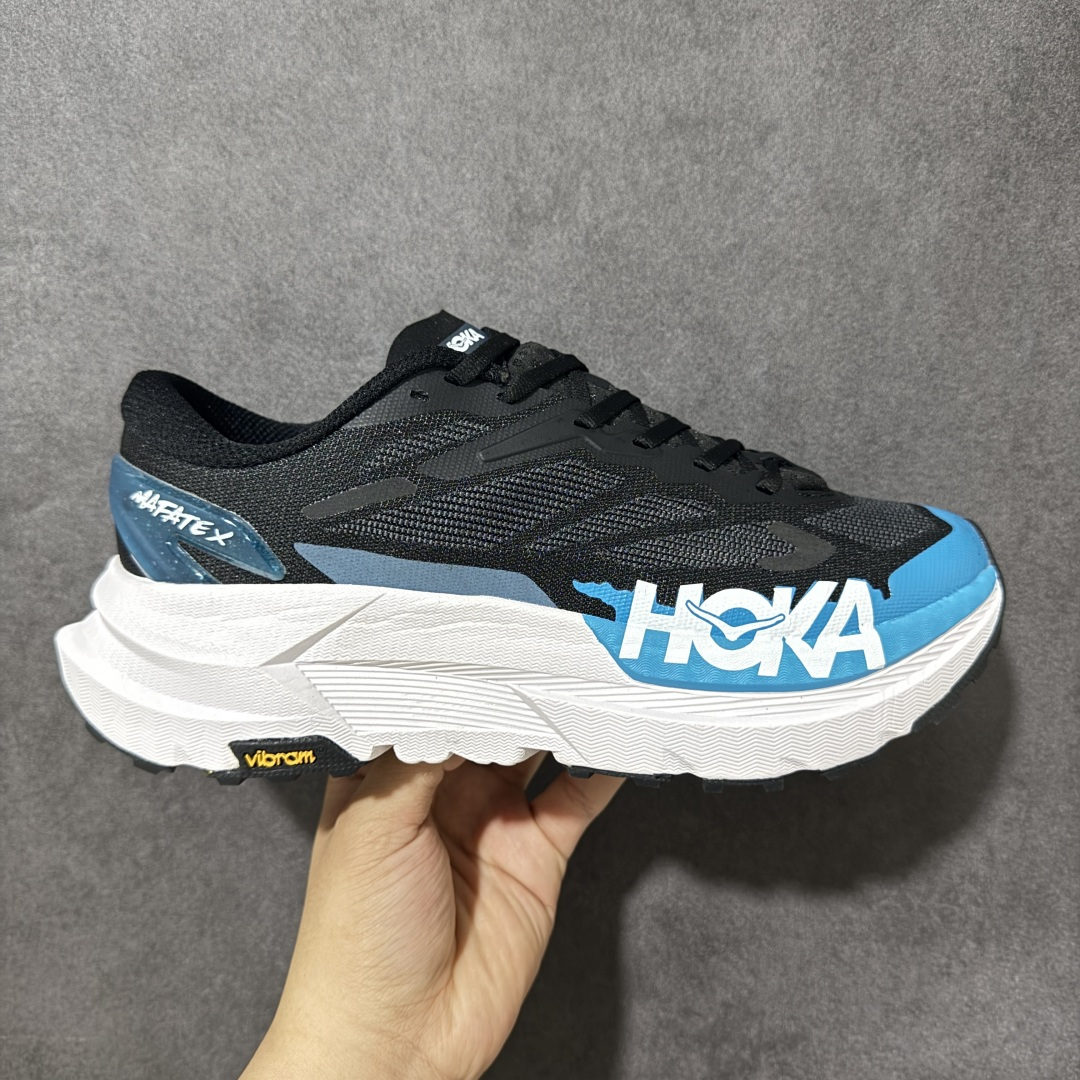 【公司级】HOKA U MAFATE x低帮专业越野跑步鞋 此球鞋继承了HOKA的经典越野鞋型MAFATE SPEED4的设计 更在此基础上进行了创新和提升 使得它既适合户外越野跑，又充满了时尚潮流的元素。它的半透明鞋面设计 不仅让鞋身看起来更加轻便 而且提供了良好的透气性 而保护性的防撕裂尼龙面料，则确保了在复杂地形中的耐用性。 双层ProFly™中底的 用，是这款鞋的另一个亮点。 VIBRAM MEGAGRIP®及 LITEBASE®大底的搭载，更是让这款鞋在保持高抓地力的 减轻了鞋底的重量 货号： 1161990/BKSK 尺码： 36 36.5 37.5 38 38.5 39 40 40.5 41.5 42 42.5 43 44 44.5 45-选品中心