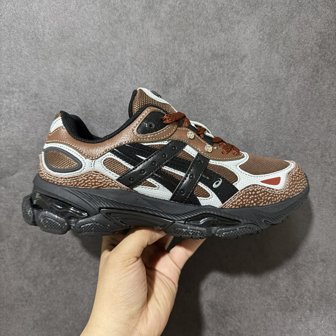 【公司级】Asics Gel-NYC 2.0亚瑟士运动休闲透气专业跑鞋 鞋面采用反绒皮与网布拼接 透气舒适兼具休闲时尚 结合简明的配色 展现品牌的传承 及引领复古流行的主题 虎爪造型的LOGO 鞋身稳定包裹系统 支撑鞋身 经典宽大鞋型配备防偏移设计 提升包裹性 穿着舒适 鞋面透气孔设计 提供透气性 货号： 1203A896-200 尺码：36 37 37.5 38 39 39.5 40 40.5 41.5 42 42.5 43.5 44 45 46 47-选品中心