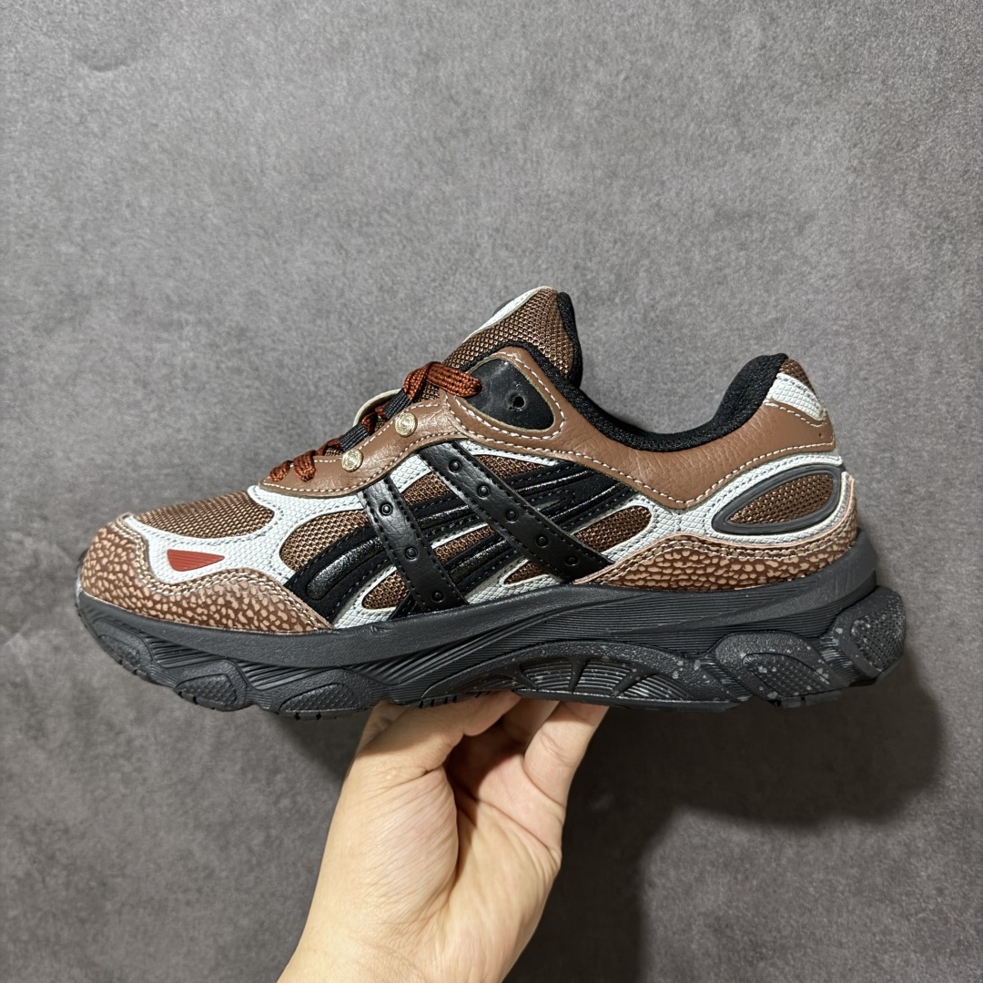 图片[2]-【公司级】Asics Gel-NYC 2.0亚瑟士运动休闲透气专业跑鞋 鞋面采用反绒皮与网布拼接 透气舒适兼具休闲时尚 结合简明的配色 展现品牌的传承 及引领复古流行的主题 虎爪造型的LOGO 鞋身稳定包裹系统 支撑鞋身 经典宽大鞋型配备防偏移设计 提升包裹性 穿着舒适 鞋面透气孔设计 提供透气性 货号： 1203A896-200 尺码：36 37 37.5 38 39 39.5 40 40.5 41.5 42 42.5 43.5 44 45 46 47-选品中心