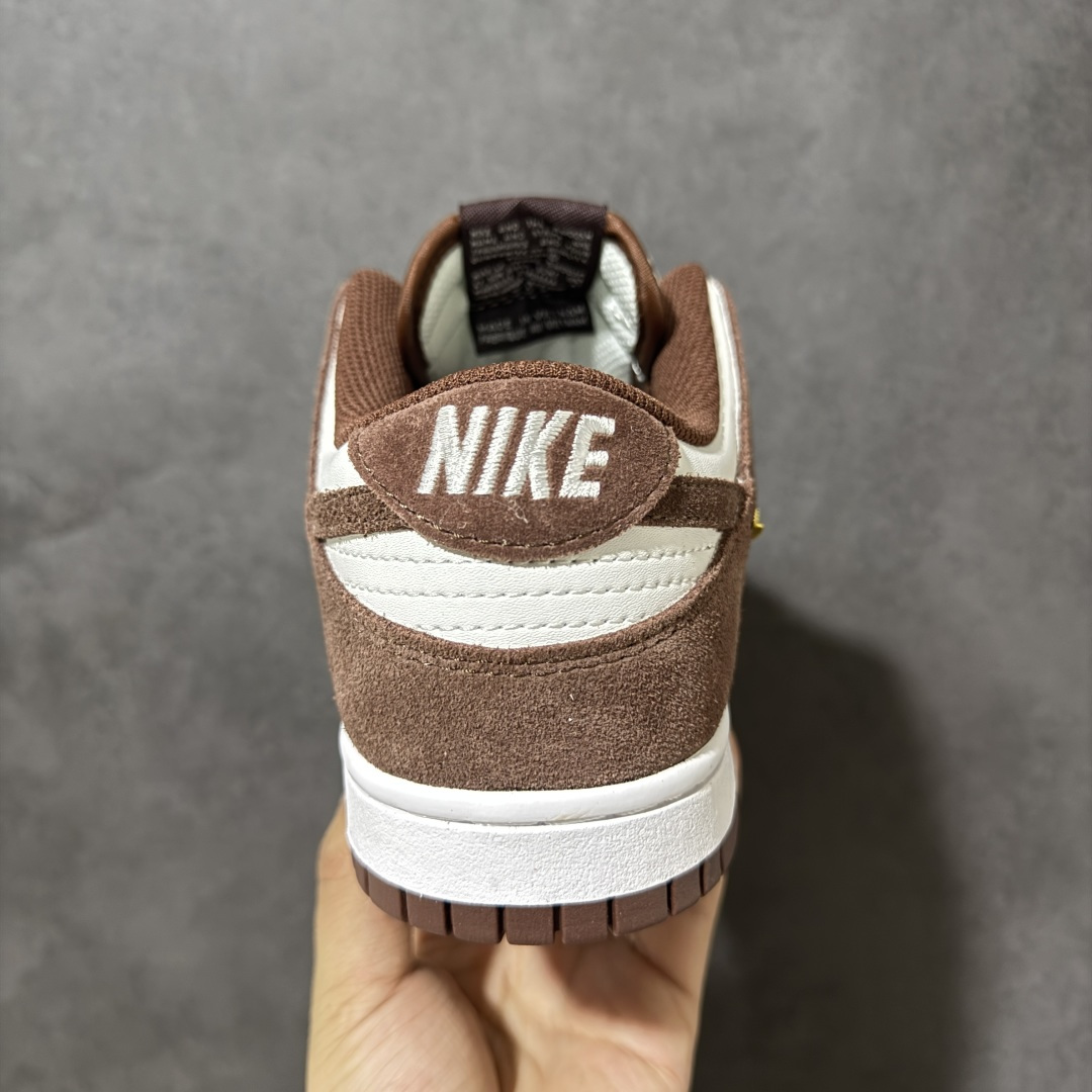 图片[4]-【公司级】Nike Dunk SB Low Pack 耐克 SB 低帮 红褐色 舒适百搭防滑耐磨低邦休闲板鞋 鞋身整体以白色皮革基底托衬红褐色麂皮覆面，从鞋眼片延伸至两侧Swoosh Logo的褐色麂皮构建强烈视觉层次；同色系红褐色鞋带与内衬，形成日光滤镜般的整体氛围，而鞋侧后跟处点缀的金属质感迷你Swoosxh Logo则成为吸睛亮点，为经典廓形注入轻奢元素；白色中底与红褐色橡胶外底延续复古设计语言，后跟织带与鞋舌处b白色刺绣Nike标识恪守品牌经典血脉。 货号：IB4417-104（2025.10.01发售） 尺码：36-46-选品中心