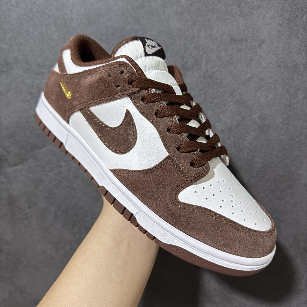 图片[3]-【公司级】Nike Dunk SB Low Pack 耐克 SB 低帮 红褐色 舒适百搭防滑耐磨低邦休闲板鞋 鞋身整体以白色皮革基底托衬红褐色麂皮覆面，从鞋眼片延伸至两侧Swoosh Logo的褐色麂皮构建强烈视觉层次；同色系红褐色鞋带与内衬，形成日光滤镜般的整体氛围，而鞋侧后跟处点缀的金属质感迷你Swoosxh Logo则成为吸睛亮点，为经典廓形注入轻奢元素；白色中底与红褐色橡胶外底延续复古设计语言，后跟织带与鞋舌处b白色刺绣Nike标识恪守品牌经典血脉。 货号：IB4417-104（2025.10.01发售） 尺码：36-46-选品中心