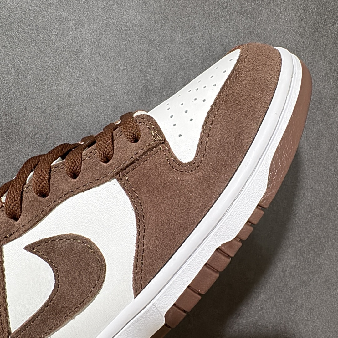 图片[8]-【公司级】Nike Dunk SB Low Pack 耐克 SB 低帮 红褐色 舒适百搭防滑耐磨低邦休闲板鞋 鞋身整体以白色皮革基底托衬红褐色麂皮覆面，从鞋眼片延伸至两侧Swoosh Logo的褐色麂皮构建强烈视觉层次；同色系红褐色鞋带与内衬，形成日光滤镜般的整体氛围，而鞋侧后跟处点缀的金属质感迷你Swoosxh Logo则成为吸睛亮点，为经典廓形注入轻奢元素；白色中底与红褐色橡胶外底延续复古设计语言，后跟织带与鞋舌处b白色刺绣Nike标识恪守品牌经典血脉。 货号：IB4417-104（2025.10.01发售） 尺码：36-46-选品中心