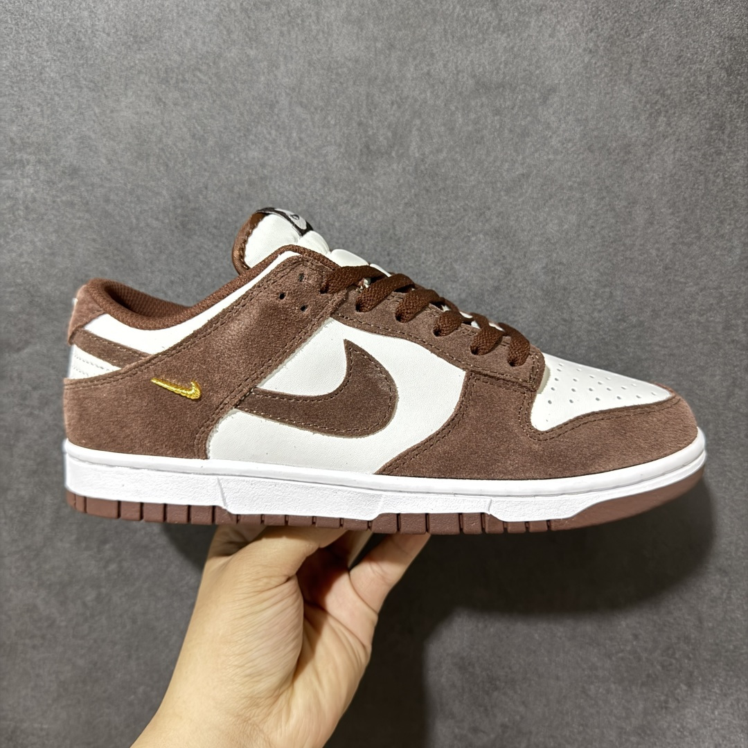 【公司级】Nike Dunk SB Low Pack 耐克 SB 低帮 红褐色 舒适百搭防滑耐磨低邦休闲板鞋 鞋身整体以白色皮革基底托衬红褐色麂皮覆面，从鞋眼片延伸至两侧Swoosh Logo的褐色麂皮构建强烈视觉层次；同色系红褐色鞋带与内衬，形成日光滤镜般的整体氛围，而鞋侧后跟处点缀的金属质感迷你Swoosxh Logo则成为吸睛亮点，为经典廓形注入轻奢元素；白色中底与红褐色橡胶外底延续复古设计语言，后跟织带与鞋舌处b白色刺绣Nike标识恪守品牌经典血脉。 货号：IB4417-104（2025.10.01发售） 尺码：36-46-选品中心