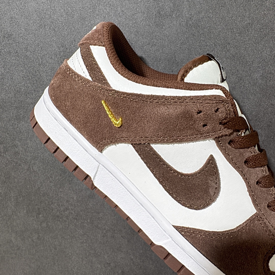 图片[7]-【公司级】Nike Dunk SB Low Pack 耐克 SB 低帮 红褐色 舒适百搭防滑耐磨低邦休闲板鞋 鞋身整体以白色皮革基底托衬红褐色麂皮覆面，从鞋眼片延伸至两侧Swoosh Logo的褐色麂皮构建强烈视觉层次；同色系红褐色鞋带与内衬，形成日光滤镜般的整体氛围，而鞋侧后跟处点缀的金属质感迷你Swoosxh Logo则成为吸睛亮点，为经典廓形注入轻奢元素；白色中底与红褐色橡胶外底延续复古设计语言，后跟织带与鞋舌处b白色刺绣Nike标识恪守品牌经典血脉。 货号：IB4417-104（2025.10.01发售） 尺码：36-46-选品中心