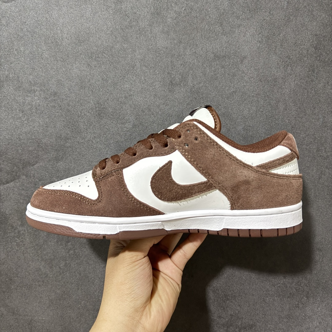 图片[2]-【公司级】Nike Dunk SB Low Pack 耐克 SB 低帮 红褐色 舒适百搭防滑耐磨低邦休闲板鞋 鞋身整体以白色皮革基底托衬红褐色麂皮覆面，从鞋眼片延伸至两侧Swoosh Logo的褐色麂皮构建强烈视觉层次；同色系红褐色鞋带与内衬，形成日光滤镜般的整体氛围，而鞋侧后跟处点缀的金属质感迷你Swoosxh Logo则成为吸睛亮点，为经典廓形注入轻奢元素；白色中底与红褐色橡胶外底延续复古设计语言，后跟织带与鞋舌处b白色刺绣Nike标识恪守品牌经典血脉。 货号：IB4417-104（2025.10.01发售） 尺码：36-46-选品中心