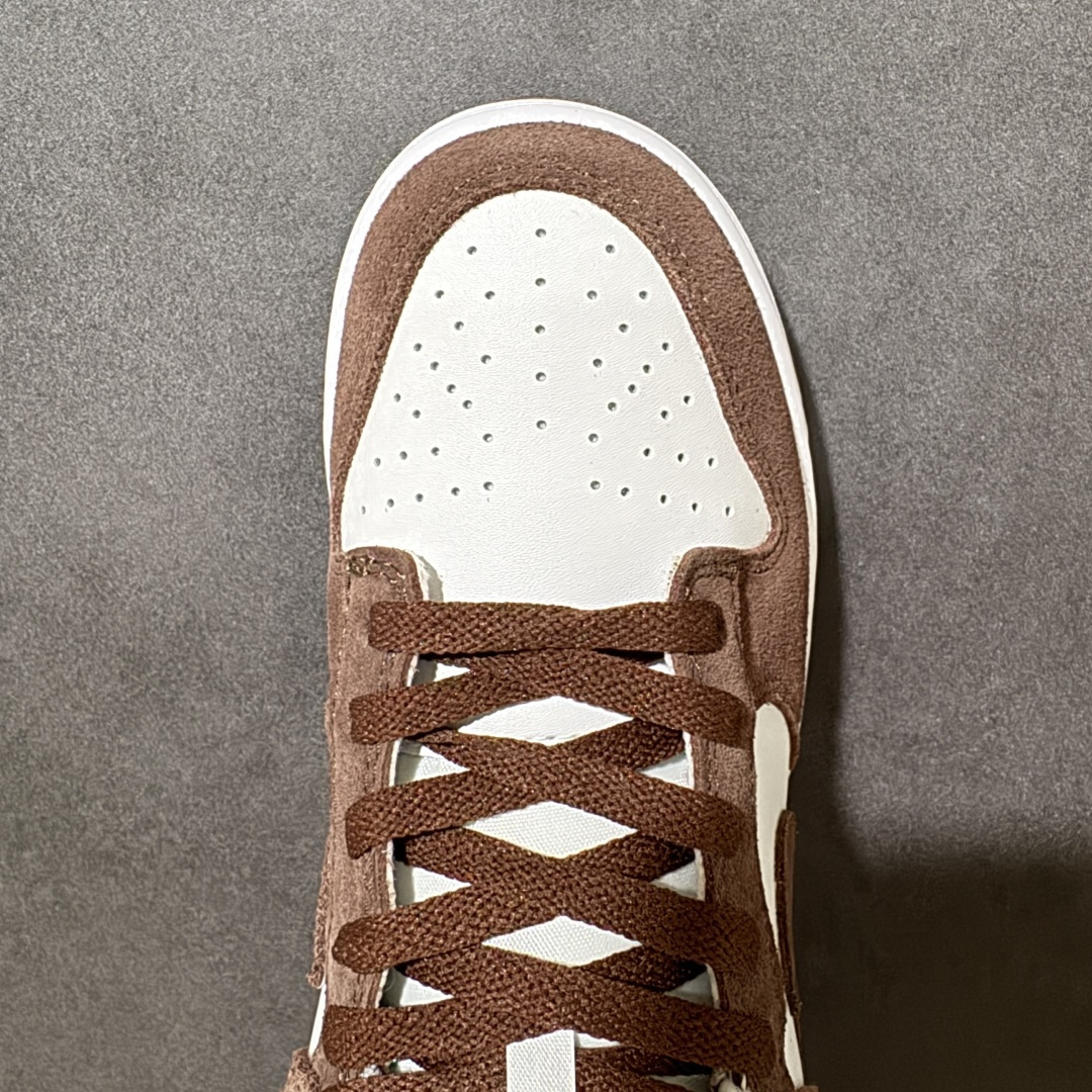 图片[5]-【公司级】Nike Dunk SB Low Pack 耐克 SB 低帮 红褐色 舒适百搭防滑耐磨低邦休闲板鞋 鞋身整体以白色皮革基底托衬红褐色麂皮覆面，从鞋眼片延伸至两侧Swoosh Logo的褐色麂皮构建强烈视觉层次；同色系红褐色鞋带与内衬，形成日光滤镜般的整体氛围，而鞋侧后跟处点缀的金属质感迷你Swoosxh Logo则成为吸睛亮点，为经典廓形注入轻奢元素；白色中底与红褐色橡胶外底延续复古设计语言，后跟织带与鞋舌处b白色刺绣Nike标识恪守品牌经典血脉。 货号：IB4417-104（2025.10.01发售） 尺码：36-46-选品中心