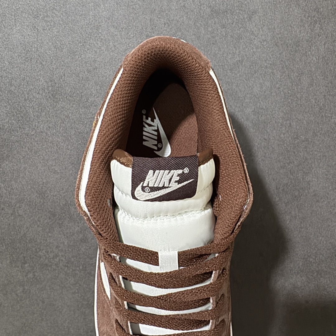 图片[6]-【公司级】Nike Dunk SB Low Pack 耐克 SB 低帮 红褐色 舒适百搭防滑耐磨低邦休闲板鞋 鞋身整体以白色皮革基底托衬红褐色麂皮覆面，从鞋眼片延伸至两侧Swoosh Logo的褐色麂皮构建强烈视觉层次；同色系红褐色鞋带与内衬，形成日光滤镜般的整体氛围，而鞋侧后跟处点缀的金属质感迷你Swoosxh Logo则成为吸睛亮点，为经典廓形注入轻奢元素；白色中底与红褐色橡胶外底延续复古设计语言，后跟织带与鞋舌处b白色刺绣Nike标识恪守品牌经典血脉。 货号：IB4417-104（2025.10.01发售） 尺码：36-46-选品中心