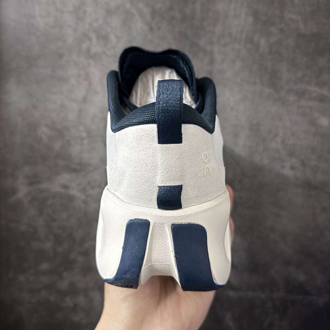 图片[4]-【OG纯原】KITH x ON 昂跑联名 Cloudswift K-Tech 1 系列 3MG10775560 低帮休闲跑步鞋 大厂出品 原版有1比1打造 配件齐全 外贸专供 尺码最大做到46码 市面最高还原度版本 打造最强品质 没有之一 全新开发的鞋面结构，用高透气网布拼了大面积的合成麂皮。这种材质碰撞脱离了普通跑鞋的塑料感，更有时装质感；搭载了On的CloudTec缓震科技和Helion超级泡棉，全新的Cloudswift鞋底结构，脚感和支撑性都拉满，外底还直接刻上了Kith的字母组合，彰显联名身份；翻开鞋底，是定制的Kith Monogram老花外底，既保留了On的专业感，又带点Kith标志性的精致灰调。 尺码：36 36.5 37.5 38 38.5 39 40 40.5 41 42 42.5 43 44 44.5 45 46-选品中心