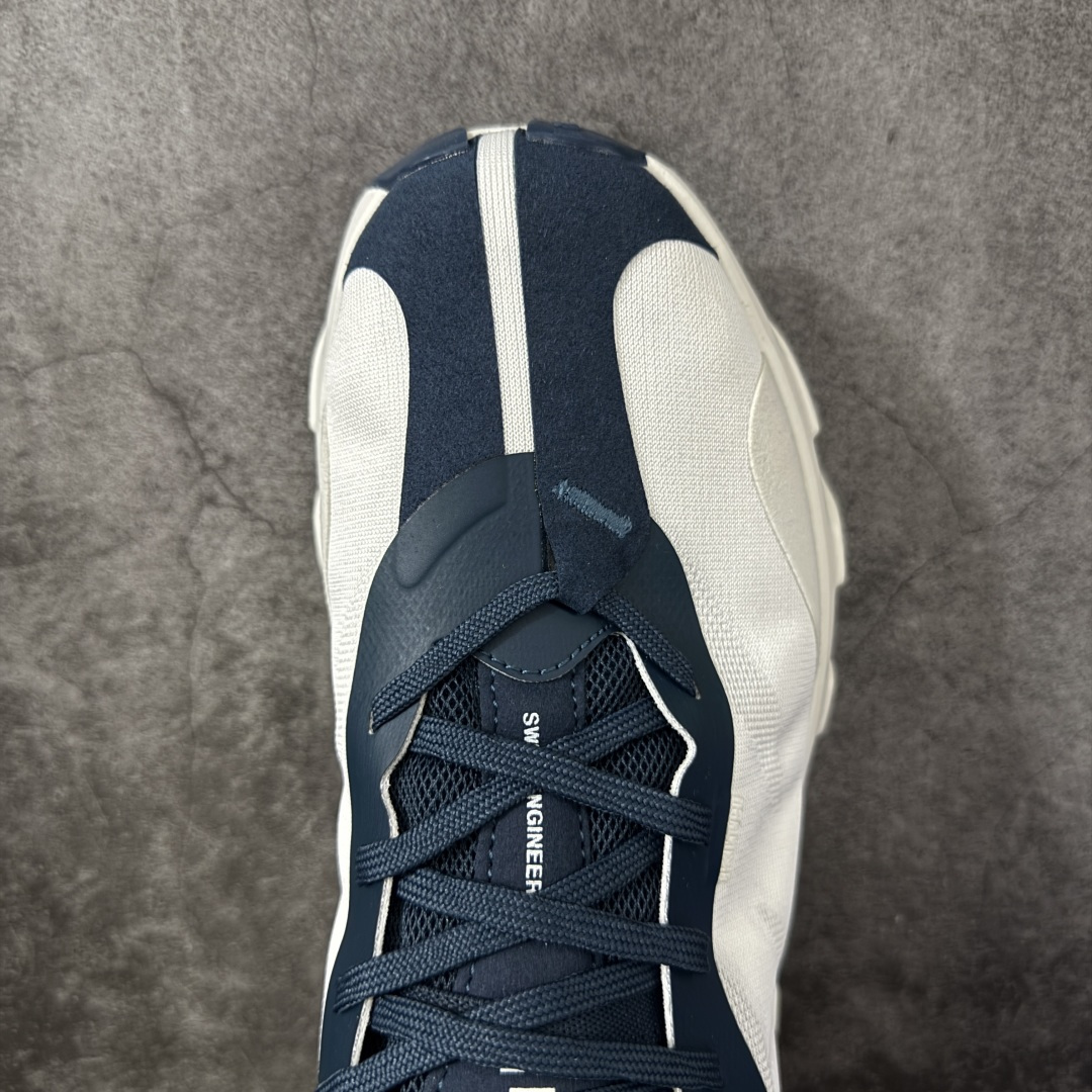 图片[5]-【OG纯原】KITH x ON 昂跑联名 Cloudswift K-Tech 1 系列 3MG10775560 低帮休闲跑步鞋 大厂出品 原版有1比1打造 配件齐全 外贸专供 尺码最大做到46码 市面最高还原度版本 打造最强品质 没有之一 全新开发的鞋面结构，用高透气网布拼了大面积的合成麂皮。这种材质碰撞脱离了普通跑鞋的塑料感，更有时装质感；搭载了On的CloudTec缓震科技和Helion超级泡棉，全新的Cloudswift鞋底结构，脚感和支撑性都拉满，外底还直接刻上了Kith的字母组合，彰显联名身份；翻开鞋底，是定制的Kith Monogram老花外底，既保留了On的专业感，又带点Kith标志性的精致灰调。 尺码：36 36.5 37.5 38 38.5 39 40 40.5 41 42 42.5 43 44 44.5 45 46-选品中心