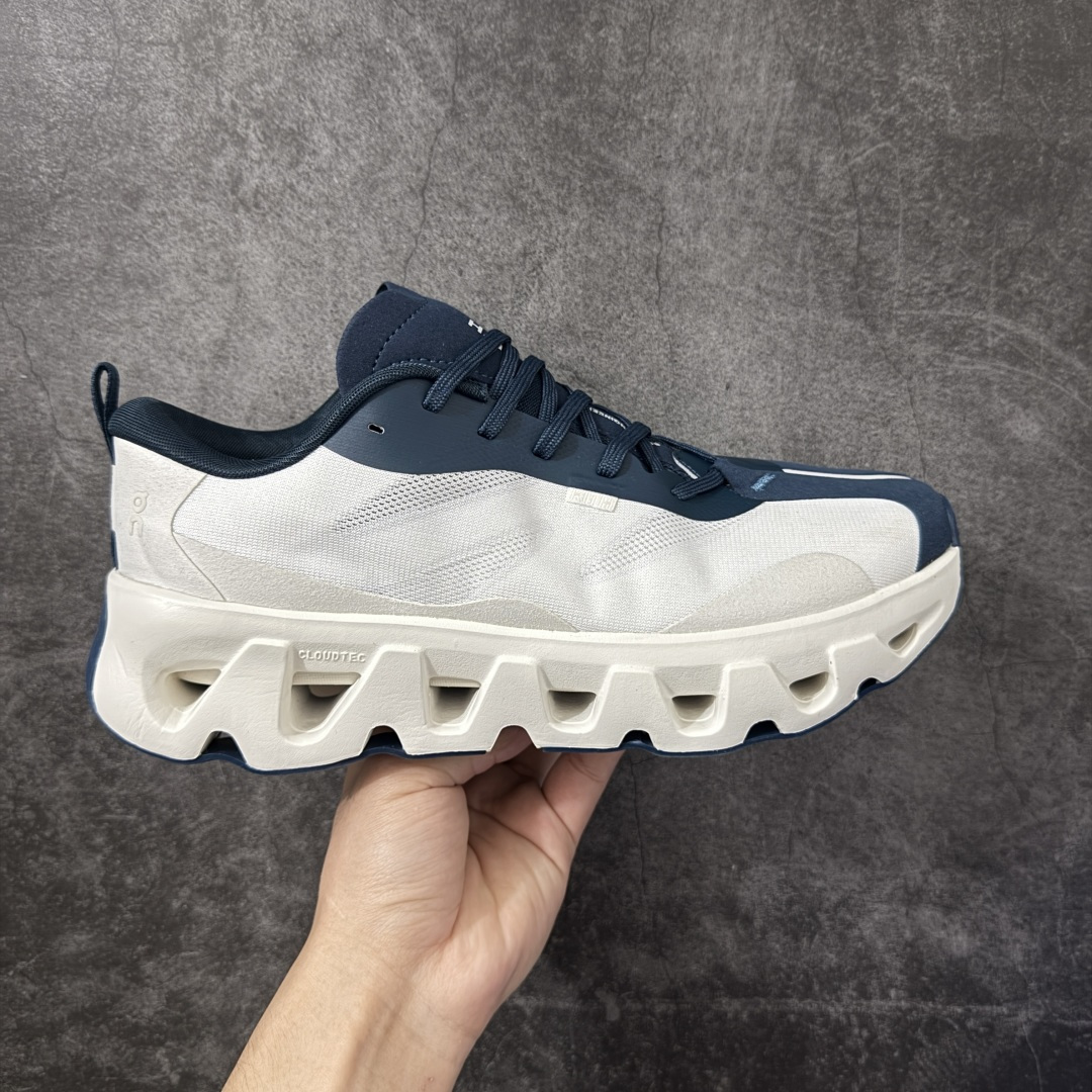 【OG纯原】KITH x ON 昂跑联名 Cloudswift K-Tech 1 系列 3MG10775560 低帮休闲跑步鞋 大厂出品 原版有1比1打造 配件齐全 外贸专供 尺码最大做到46码 市面最高还原度版本 打造最强品质 没有之一 全新开发的鞋面结构，用高透气网布拼了大面积的合成麂皮。这种材质碰撞脱离了普通跑鞋的塑料感，更有时装质感；搭载了On的CloudTec缓震科技和Helion超级泡棉，全新的Cloudswift鞋底结构，脚感和支撑性都拉满，外底还直接刻上了Kith的字母组合，彰显联名身份；翻开鞋底，是定制的Kith Monogram老花外底，既保留了On的专业感，又带点Kith标志性的精致灰调。 尺码：36 36.5 37.5 38 38.5 39 40 40.5 41 42 42.5 43 44 44.5 45 46-选品中心