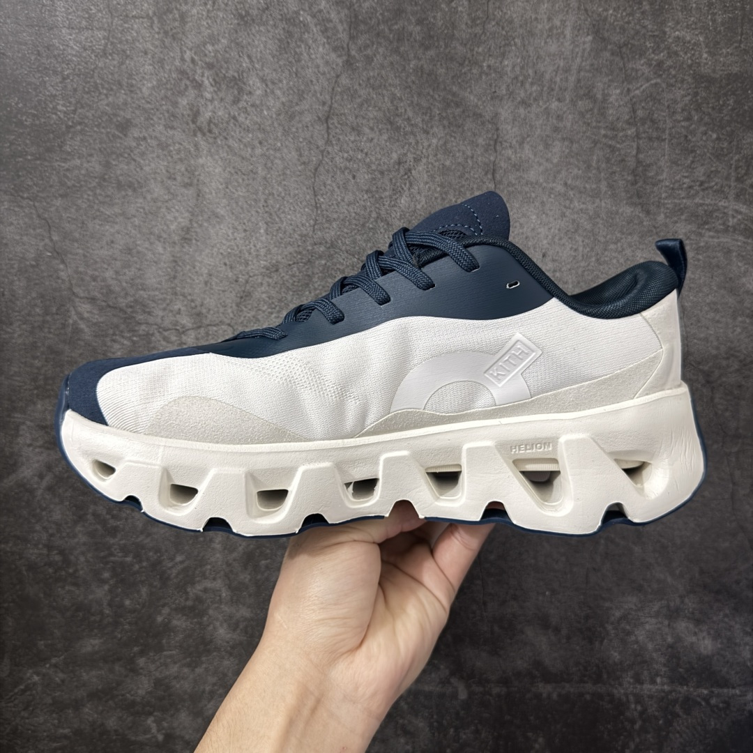 图片[2]-【OG纯原】KITH x ON 昂跑联名 Cloudswift K-Tech 1 系列 3MG10775560 低帮休闲跑步鞋 大厂出品 原版有1比1打造 配件齐全 外贸专供 尺码最大做到46码 市面最高还原度版本 打造最强品质 没有之一 全新开发的鞋面结构，用高透气网布拼了大面积的合成麂皮。这种材质碰撞脱离了普通跑鞋的塑料感，更有时装质感；搭载了On的CloudTec缓震科技和Helion超级泡棉，全新的Cloudswift鞋底结构，脚感和支撑性都拉满，外底还直接刻上了Kith的字母组合，彰显联名身份；翻开鞋底，是定制的Kith Monogram老花外底，既保留了On的专业感，又带点Kith标志性的精致灰调。 尺码：36 36.5 37.5 38 38.5 39 40 40.5 41 42 42.5 43 44 44.5 45 46-选品中心