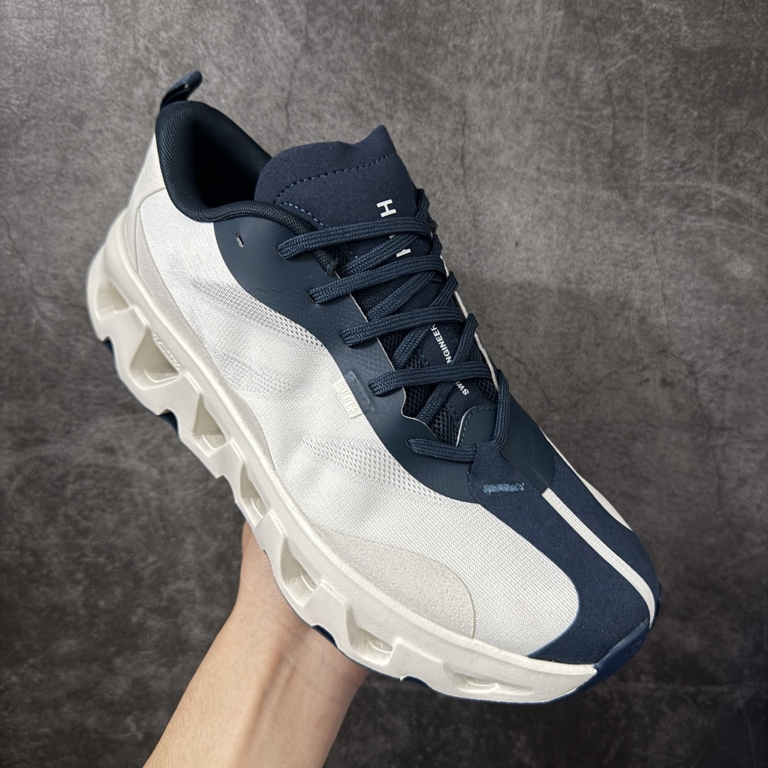 图片[3]-【OG纯原】KITH x ON 昂跑联名 Cloudswift K-Tech 1 系列 3MG10775560 低帮休闲跑步鞋 大厂出品 原版有1比1打造 配件齐全 外贸专供 尺码最大做到46码 市面最高还原度版本 打造最强品质 没有之一 全新开发的鞋面结构，用高透气网布拼了大面积的合成麂皮。这种材质碰撞脱离了普通跑鞋的塑料感，更有时装质感；搭载了On的CloudTec缓震科技和Helion超级泡棉，全新的Cloudswift鞋底结构，脚感和支撑性都拉满，外底还直接刻上了Kith的字母组合，彰显联名身份；翻开鞋底，是定制的Kith Monogram老花外底，既保留了On的专业感，又带点Kith标志性的精致灰调。 尺码：36 36.5 37.5 38 38.5 39 40 40.5 41 42 42.5 43 44 44.5 45 46-选品中心