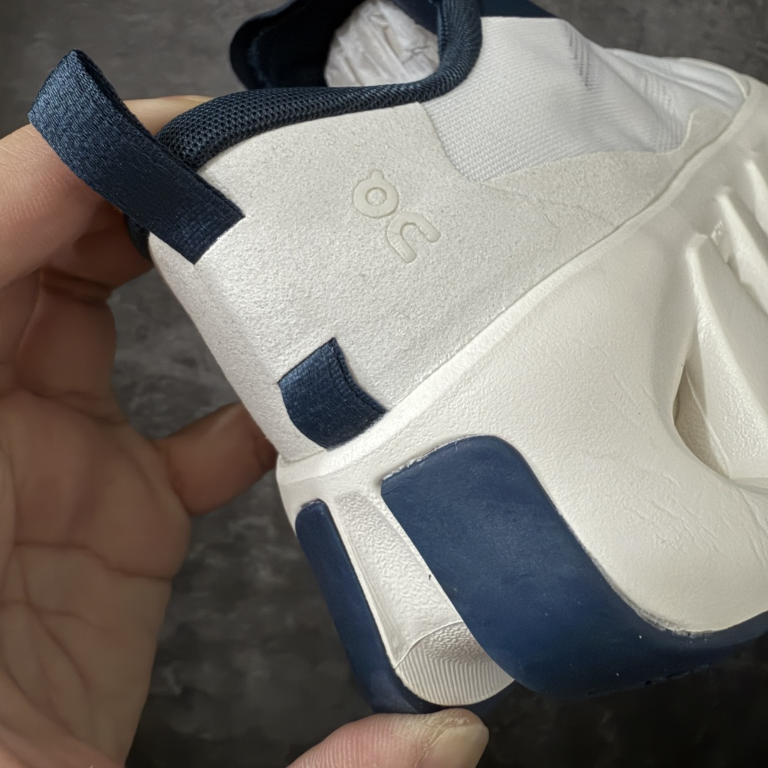 图片[2]-【OG纯原】KITH x ON 昂跑联名 Cloudswift K-Tech 1 系列 3MG10775560 低帮休闲跑步鞋 大厂出品 原版有1比1打造 配件齐全 外贸专供 尺码最大做到46码 市面最高还原度版本 打造最强品质 没有之一 全新开发的鞋面结构，用高透气网布拼了大面积的合成麂皮。这种材质碰撞脱离了普通跑鞋的塑料感，更有时装质感；搭载了On的CloudTec缓震科技和Helion超级泡棉，全新的Cloudswift鞋底结构，脚感和支撑性都拉满，外底还直接刻上了Kith的字母组合，彰显联名身份；翻开鞋底，是定制的Kith Monogram老花外底，既保留了On的专业感，又带点Kith标志性的精致灰调。 尺码：36 36.5 37.5 38 38.5 39 40 40.5 41 42 42.5 43 44 44.5 45 46-选品中心