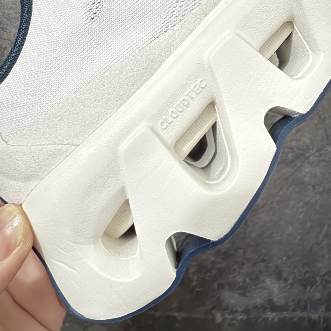 图片[3]-【OG纯原】KITH x ON 昂跑联名 Cloudswift K-Tech 1 系列 3MG10775560 低帮休闲跑步鞋 大厂出品 原版有1比1打造 配件齐全 外贸专供 尺码最大做到46码 市面最高还原度版本 打造最强品质 没有之一 全新开发的鞋面结构，用高透气网布拼了大面积的合成麂皮。这种材质碰撞脱离了普通跑鞋的塑料感，更有时装质感；搭载了On的CloudTec缓震科技和Helion超级泡棉，全新的Cloudswift鞋底结构，脚感和支撑性都拉满，外底还直接刻上了Kith的字母组合，彰显联名身份；翻开鞋底，是定制的Kith Monogram老花外底，既保留了On的专业感，又带点Kith标志性的精致灰调。 尺码：36 36.5 37.5 38 38.5 39 40 40.5 41 42 42.5 43 44 44.5 45 46-选品中心