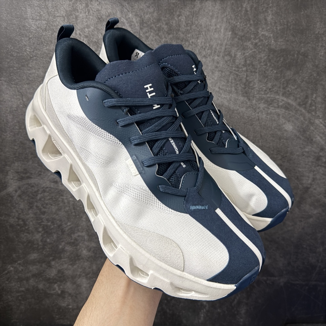 【OG纯原】KITH x ON 昂跑联名 Cloudswift K-Tech 1 系列 3MG10775560 低帮休闲跑步鞋 大厂出品 原版有1比1打造 配件齐全 外贸专供 尺码最大做到46码 市面最高还原度版本 打造最强品质 没有之一 全新开发的鞋面结构，用高透气网布拼了大面积的合成麂皮。这种材质碰撞脱离了普通跑鞋的塑料感，更有时装质感；搭载了On的CloudTec缓震科技和Helion超级泡棉，全新的Cloudswift鞋底结构，脚感和支撑性都拉满，外底还直接刻上了Kith的字母组合，彰显联名身份；翻开鞋底，是定制的Kith Monogram老花外底，既保留了On的专业感，又带点Kith标志性的精致灰调。 尺码：36 36.5 37.5 38 38.5 39 40 40.5 41 42 42.5 43 44 44.5 45 46-选品中心