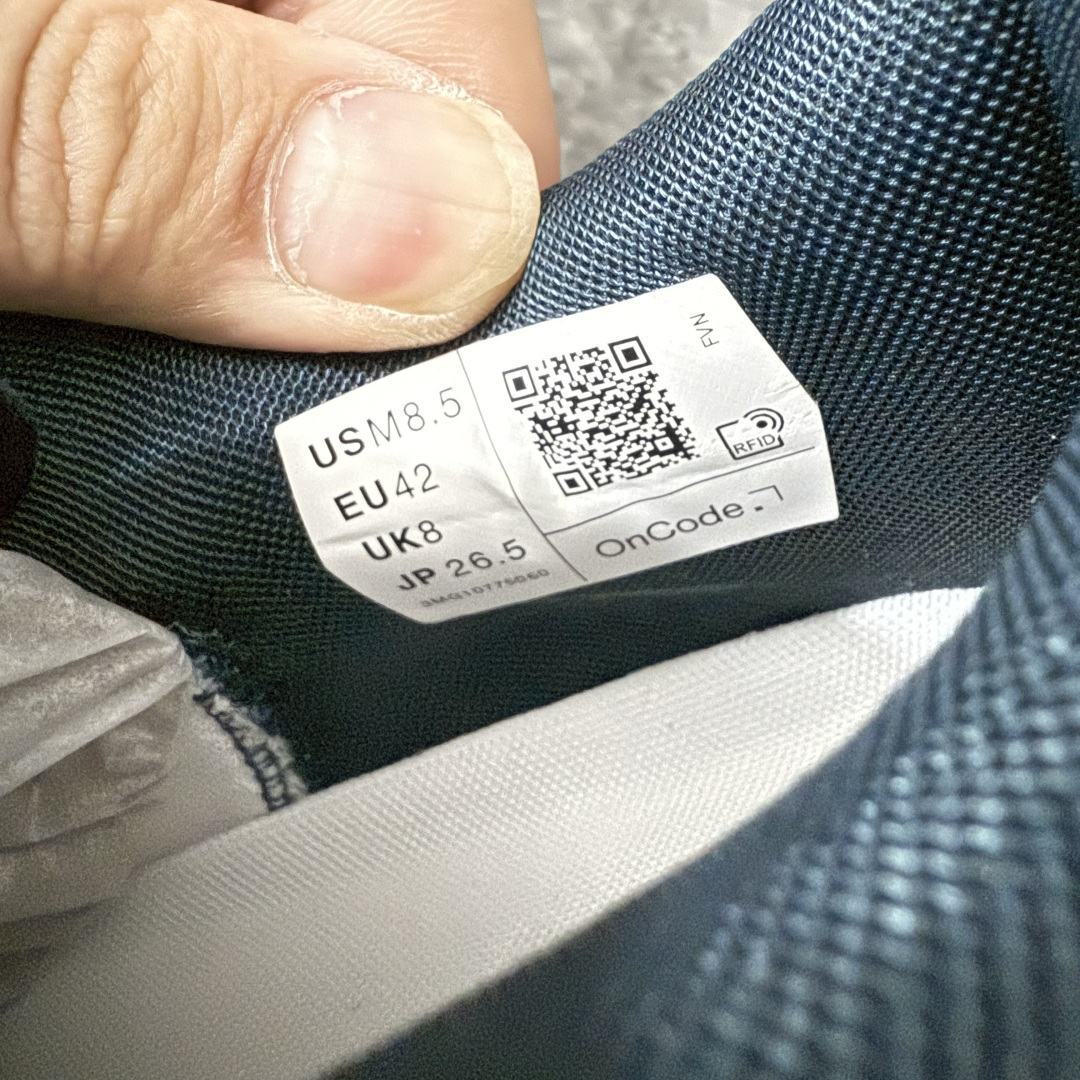 图片[7]-【OG纯原】KITH x ON 昂跑联名 Cloudswift K-Tech 1 系列 3MG10775560 低帮休闲跑步鞋 大厂出品 原版有1比1打造 配件齐全 外贸专供 尺码最大做到46码 市面最高还原度版本 打造最强品质 没有之一 全新开发的鞋面结构，用高透气网布拼了大面积的合成麂皮。这种材质碰撞脱离了普通跑鞋的塑料感，更有时装质感；搭载了On的CloudTec缓震科技和Helion超级泡棉，全新的Cloudswift鞋底结构，脚感和支撑性都拉满，外底还直接刻上了Kith的字母组合，彰显联名身份；翻开鞋底，是定制的Kith Monogram老花外底，既保留了On的专业感，又带点Kith标志性的精致灰调。 尺码：36 36.5 37.5 38 38.5 39 40 40.5 41 42 42.5 43 44 44.5 45 46-选品中心
