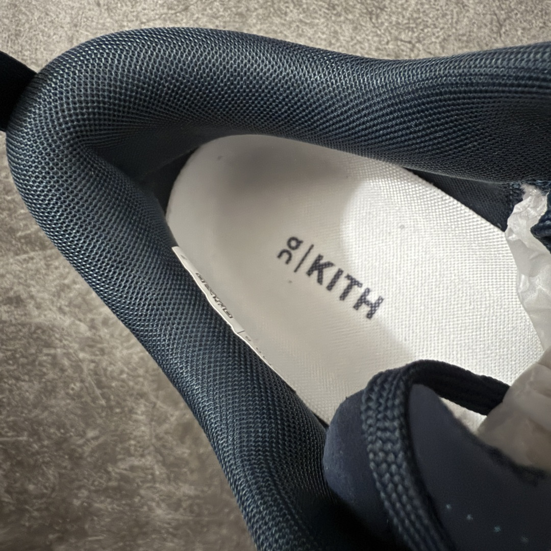图片[8]-【OG纯原】KITH x ON 昂跑联名 Cloudswift K-Tech 1 系列 3MG10775560 低帮休闲跑步鞋 大厂出品 原版有1比1打造 配件齐全 外贸专供 尺码最大做到46码 市面最高还原度版本 打造最强品质 没有之一 全新开发的鞋面结构，用高透气网布拼了大面积的合成麂皮。这种材质碰撞脱离了普通跑鞋的塑料感，更有时装质感；搭载了On的CloudTec缓震科技和Helion超级泡棉，全新的Cloudswift鞋底结构，脚感和支撑性都拉满，外底还直接刻上了Kith的字母组合，彰显联名身份；翻开鞋底，是定制的Kith Monogram老花外底，既保留了On的专业感，又带点Kith标志性的精致灰调。 尺码：36 36.5 37.5 38 38.5 39 40 40.5 41 42 42.5 43 44 44.5 45 46-选品中心