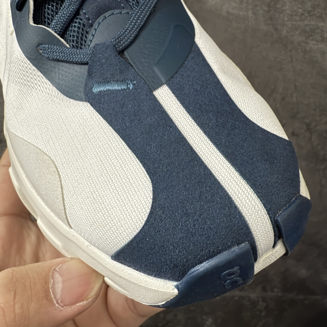 图片[5]-【OG纯原】KITH x ON 昂跑联名 Cloudswift K-Tech 1 系列 3MG10775560 低帮休闲跑步鞋 大厂出品 原版有1比1打造 配件齐全 外贸专供 尺码最大做到46码 市面最高还原度版本 打造最强品质 没有之一 全新开发的鞋面结构，用高透气网布拼了大面积的合成麂皮。这种材质碰撞脱离了普通跑鞋的塑料感，更有时装质感；搭载了On的CloudTec缓震科技和Helion超级泡棉，全新的Cloudswift鞋底结构，脚感和支撑性都拉满，外底还直接刻上了Kith的字母组合，彰显联名身份；翻开鞋底，是定制的Kith Monogram老花外底，既保留了On的专业感，又带点Kith标志性的精致灰调。 尺码：36 36.5 37.5 38 38.5 39 40 40.5 41 42 42.5 43 44 44.5 45 46-选品中心