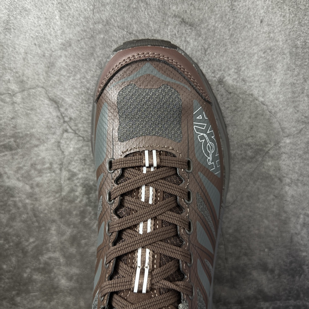 图片[5]-【纯原H版】HOKA ONE ONE Mafate Speed 2 Low CNY 玛法特2代系列低帮轻量户外越野休闲运动慢跑鞋 正确组合底 市场顶级版本 上脚赞到报爆 轻盈舒适 鞋面采用超轻的无缝架构 轻薄的TPU贴在透气的鞋面材料上 减轻重量同时也保证了支撑性 鞋底采用滚动平衡技术 引导跑者回归自然步态 祖传的神奇EVA材质中底依旧是一如既往地表现优秀 能提供充足的缓震 作为HOKA家的越野跑鞋 VIBRAM 橡胶大底也是必不可少的 即便在复杂湿滑的地形 依旧能有良好的抓地力及稳定性 鞋带采用了弹性不易松脱的扁宽弹性鞋带 前掌与中掌部分也进行了加宽 也更加适合亚洲人的脚型 是一款十分全面且足够强悍的户外硬核越野鞋 日常搭配的话短裤是基本不挑 阔腿裤 工装裤以及各种长筒牛仔裤都可以 尺码：36 36.5 37.5 38 38.5 39 40 40.5 41 42 42.5 43 44 44.5 45-选品中心