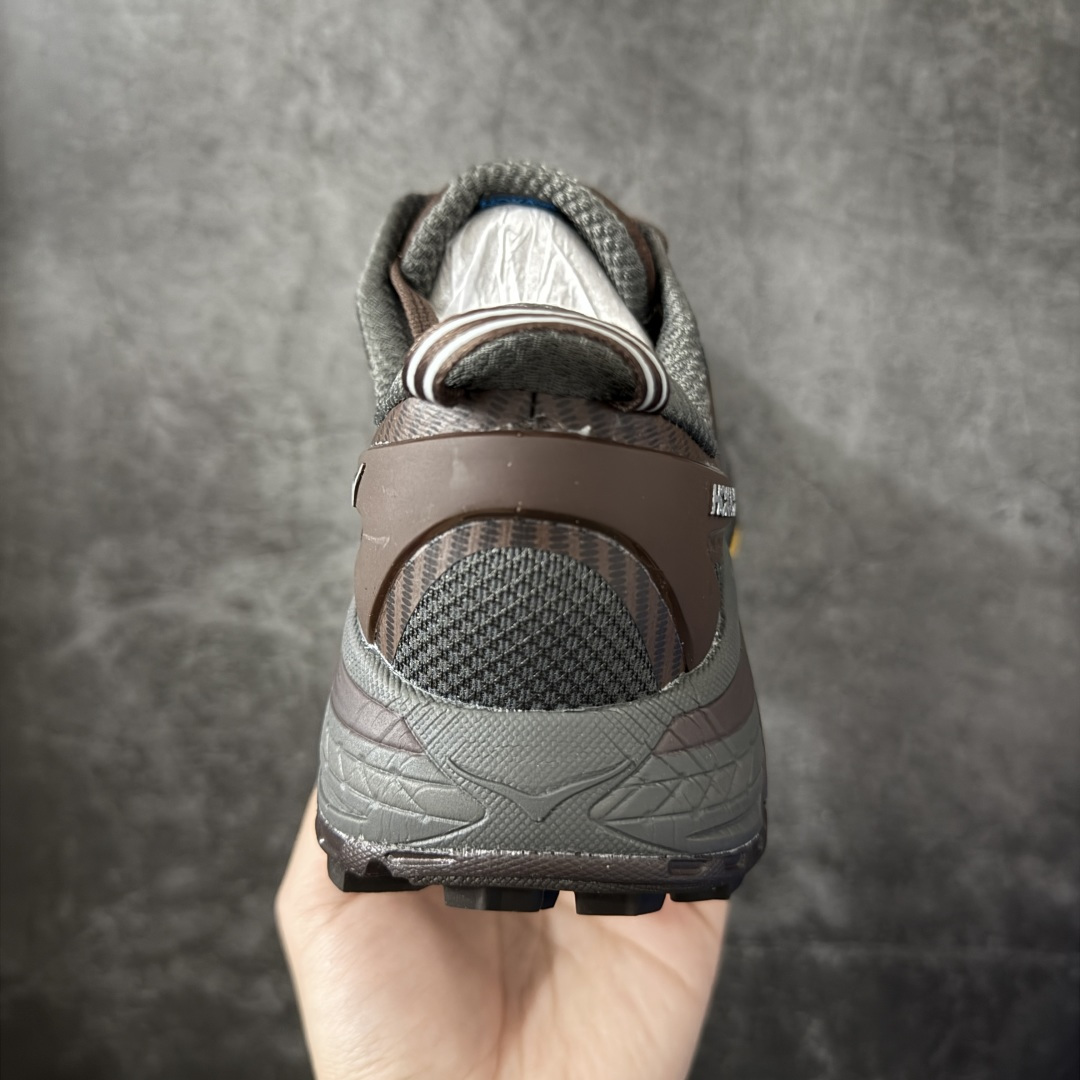 图片[4]-【纯原H版】HOKA ONE ONE Mafate Speed 2 Low CNY 玛法特2代系列低帮轻量户外越野休闲运动慢跑鞋 正确组合底 市场顶级版本 上脚赞到报爆 轻盈舒适 鞋面采用超轻的无缝架构 轻薄的TPU贴在透气的鞋面材料上 减轻重量同时也保证了支撑性 鞋底采用滚动平衡技术 引导跑者回归自然步态 祖传的神奇EVA材质中底依旧是一如既往地表现优秀 能提供充足的缓震 作为HOKA家的越野跑鞋 VIBRAM 橡胶大底也是必不可少的 即便在复杂湿滑的地形 依旧能有良好的抓地力及稳定性 鞋带采用了弹性不易松脱的扁宽弹性鞋带 前掌与中掌部分也进行了加宽 也更加适合亚洲人的脚型 是一款十分全面且足够强悍的户外硬核越野鞋 日常搭配的话短裤是基本不挑 阔腿裤 工装裤以及各种长筒牛仔裤都可以 尺码：36 36.5 37.5 38 38.5 39 40 40.5 41 42 42.5 43 44 44.5 45-选品中心