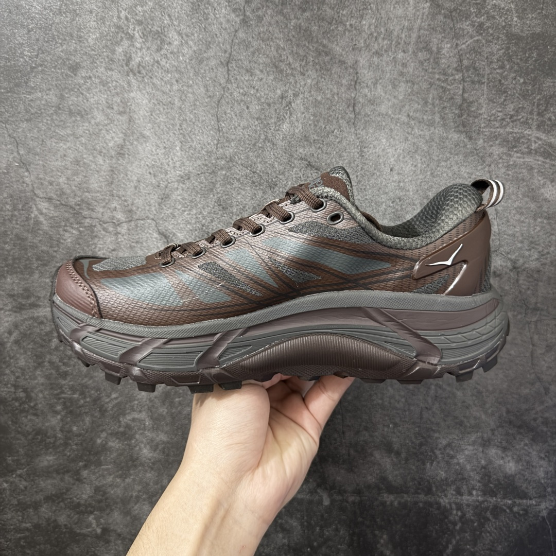 图片[2]-【纯原H版】HOKA ONE ONE Mafate Speed 2 Low CNY 玛法特2代系列低帮轻量户外越野休闲运动慢跑鞋 正确组合底 市场顶级版本 上脚赞到报爆 轻盈舒适 鞋面采用超轻的无缝架构 轻薄的TPU贴在透气的鞋面材料上 减轻重量同时也保证了支撑性 鞋底采用滚动平衡技术 引导跑者回归自然步态 祖传的神奇EVA材质中底依旧是一如既往地表现优秀 能提供充足的缓震 作为HOKA家的越野跑鞋 VIBRAM 橡胶大底也是必不可少的 即便在复杂湿滑的地形 依旧能有良好的抓地力及稳定性 鞋带采用了弹性不易松脱的扁宽弹性鞋带 前掌与中掌部分也进行了加宽 也更加适合亚洲人的脚型 是一款十分全面且足够强悍的户外硬核越野鞋 日常搭配的话短裤是基本不挑 阔腿裤 工装裤以及各种长筒牛仔裤都可以 尺码：36 36.5 37.5 38 38.5 39 40 40.5 41 42 42.5 43 44 44.5 45-选品中心