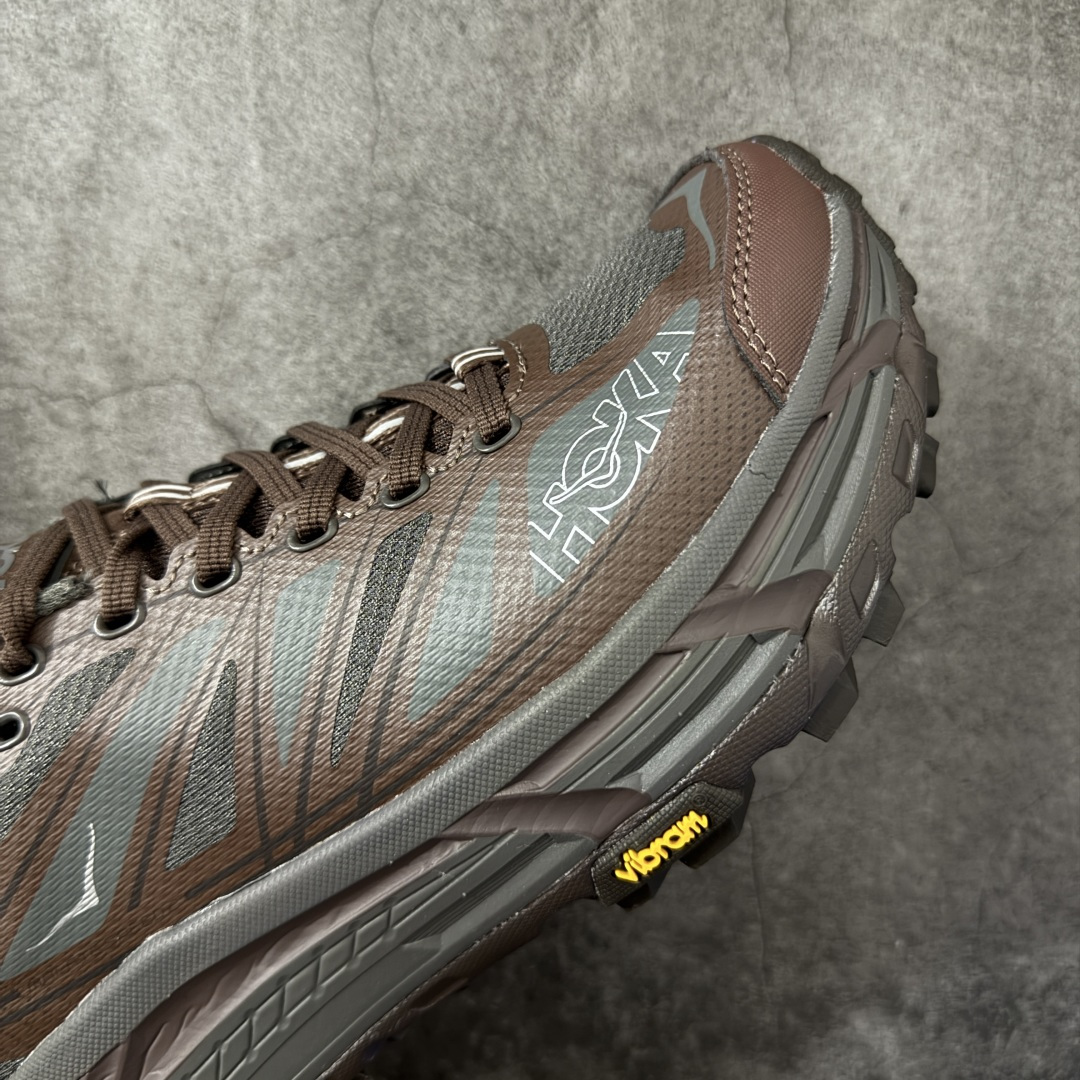 图片[6]-【纯原H版】HOKA ONE ONE Mafate Speed 2 Low CNY 玛法特2代系列低帮轻量户外越野休闲运动慢跑鞋 正确组合底 市场顶级版本 上脚赞到报爆 轻盈舒适 鞋面采用超轻的无缝架构 轻薄的TPU贴在透气的鞋面材料上 减轻重量同时也保证了支撑性 鞋底采用滚动平衡技术 引导跑者回归自然步态 祖传的神奇EVA材质中底依旧是一如既往地表现优秀 能提供充足的缓震 作为HOKA家的越野跑鞋 VIBRAM 橡胶大底也是必不可少的 即便在复杂湿滑的地形 依旧能有良好的抓地力及稳定性 鞋带采用了弹性不易松脱的扁宽弹性鞋带 前掌与中掌部分也进行了加宽 也更加适合亚洲人的脚型 是一款十分全面且足够强悍的户外硬核越野鞋 日常搭配的话短裤是基本不挑 阔腿裤 工装裤以及各种长筒牛仔裤都可以 尺码：36 36.5 37.5 38 38.5 39 40 40.5 41 42 42.5 43 44 44.5 45-选品中心