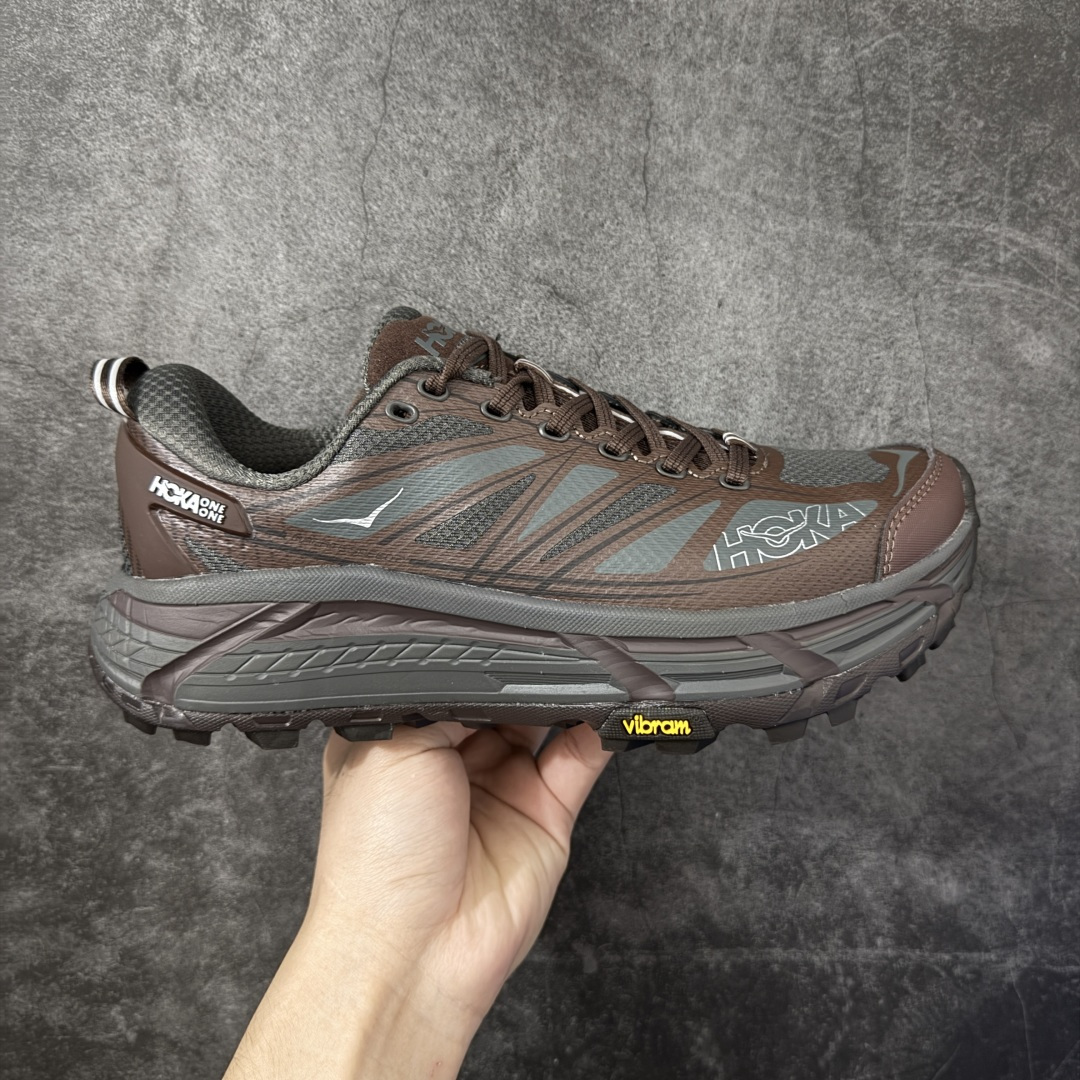 【纯原H版】HOKA ONE ONE Mafate Speed 2 Low CNY 玛法特2代系列低帮轻量户外越野休闲运动慢跑鞋 正确组合底 市场顶级版本 上脚赞到报爆 轻盈舒适 鞋面采用超轻的无缝架构 轻薄的TPU贴在透气的鞋面材料上 减轻重量同时也保证了支撑性 鞋底采用滚动平衡技术 引导跑者回归自然步态 祖传的神奇EVA材质中底依旧是一如既往地表现优秀 能提供充足的缓震 作为HOKA家的越野跑鞋 VIBRAM 橡胶大底也是必不可少的 即便在复杂湿滑的地形 依旧能有良好的抓地力及稳定性 鞋带采用了弹性不易松脱的扁宽弹性鞋带 前掌与中掌部分也进行了加宽 也更加适合亚洲人的脚型 是一款十分全面且足够强悍的户外硬核越野鞋 日常搭配的话短裤是基本不挑 阔腿裤 工装裤以及各种长筒牛仔裤都可以 尺码：36 36.5 37.5 38 38.5 39 40 40.5 41 42 42.5 43 44 44.5 45-选品中心