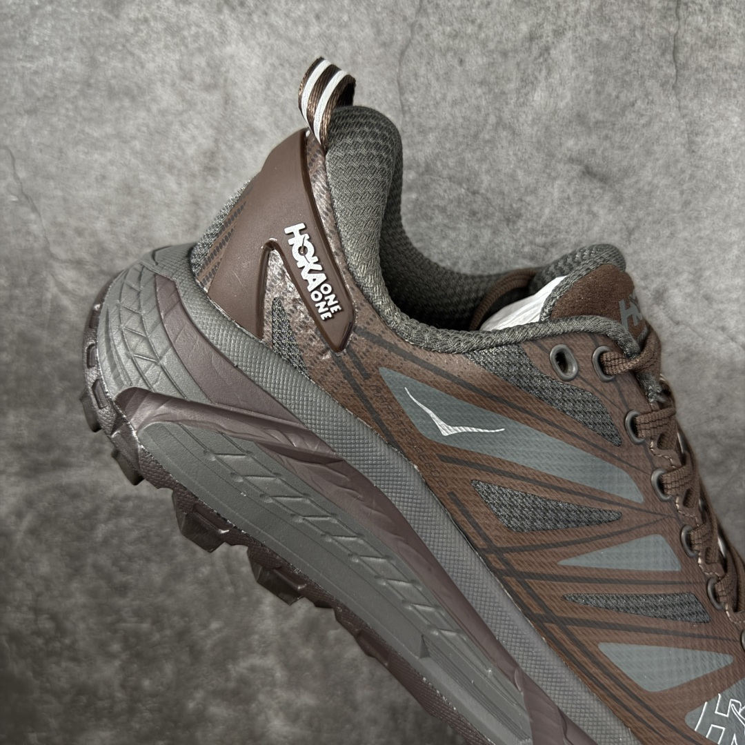 图片[7]-【纯原H版】HOKA ONE ONE Mafate Speed 2 Low CNY 玛法特2代系列低帮轻量户外越野休闲运动慢跑鞋 正确组合底 市场顶级版本 上脚赞到报爆 轻盈舒适 鞋面采用超轻的无缝架构 轻薄的TPU贴在透气的鞋面材料上 减轻重量同时也保证了支撑性 鞋底采用滚动平衡技术 引导跑者回归自然步态 祖传的神奇EVA材质中底依旧是一如既往地表现优秀 能提供充足的缓震 作为HOKA家的越野跑鞋 VIBRAM 橡胶大底也是必不可少的 即便在复杂湿滑的地形 依旧能有良好的抓地力及稳定性 鞋带采用了弹性不易松脱的扁宽弹性鞋带 前掌与中掌部分也进行了加宽 也更加适合亚洲人的脚型 是一款十分全面且足够强悍的户外硬核越野鞋 日常搭配的话短裤是基本不挑 阔腿裤 工装裤以及各种长筒牛仔裤都可以 尺码：36 36.5 37.5 38 38.5 39 40 40.5 41 42 42.5 43 44 44.5 45-选品中心