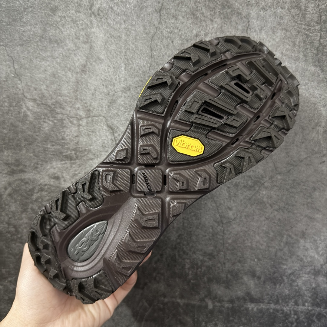 图片[9]-【纯原H版】HOKA ONE ONE Mafate Speed 2 Low CNY 玛法特2代系列低帮轻量户外越野休闲运动慢跑鞋 正确组合底 市场顶级版本 上脚赞到报爆 轻盈舒适 鞋面采用超轻的无缝架构 轻薄的TPU贴在透气的鞋面材料上 减轻重量同时也保证了支撑性 鞋底采用滚动平衡技术 引导跑者回归自然步态 祖传的神奇EVA材质中底依旧是一如既往地表现优秀 能提供充足的缓震 作为HOKA家的越野跑鞋 VIBRAM 橡胶大底也是必不可少的 即便在复杂湿滑的地形 依旧能有良好的抓地力及稳定性 鞋带采用了弹性不易松脱的扁宽弹性鞋带 前掌与中掌部分也进行了加宽 也更加适合亚洲人的脚型 是一款十分全面且足够强悍的户外硬核越野鞋 日常搭配的话短裤是基本不挑 阔腿裤 工装裤以及各种长筒牛仔裤都可以 尺码：36 36.5 37.5 38 38.5 39 40 40.5 41 42 42.5 43 44 44.5 45-选品中心