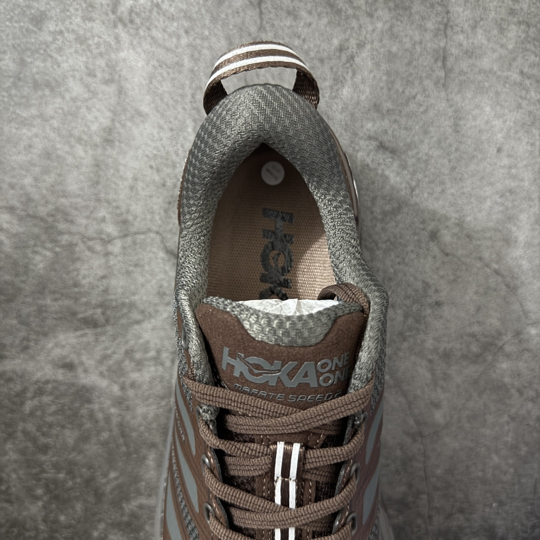 图片[8]-【纯原H版】HOKA ONE ONE Mafate Speed 2 Low CNY 玛法特2代系列低帮轻量户外越野休闲运动慢跑鞋 正确组合底 市场顶级版本 上脚赞到报爆 轻盈舒适 鞋面采用超轻的无缝架构 轻薄的TPU贴在透气的鞋面材料上 减轻重量同时也保证了支撑性 鞋底采用滚动平衡技术 引导跑者回归自然步态 祖传的神奇EVA材质中底依旧是一如既往地表现优秀 能提供充足的缓震 作为HOKA家的越野跑鞋 VIBRAM 橡胶大底也是必不可少的 即便在复杂湿滑的地形 依旧能有良好的抓地力及稳定性 鞋带采用了弹性不易松脱的扁宽弹性鞋带 前掌与中掌部分也进行了加宽 也更加适合亚洲人的脚型 是一款十分全面且足够强悍的户外硬核越野鞋 日常搭配的话短裤是基本不挑 阔腿裤 工装裤以及各种长筒牛仔裤都可以 尺码：36 36.5 37.5 38 38.5 39 40 40.5 41 42 42.5 43 44 44.5 45-选品中心