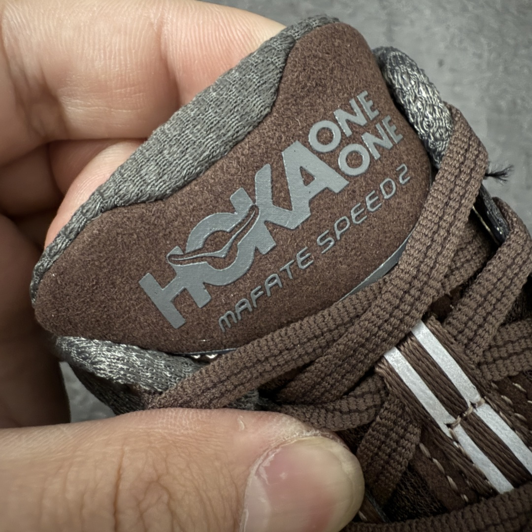 图片[6]-【纯原H版】HOKA ONE ONE Mafate Speed 2 Low CNY 玛法特2代系列低帮轻量户外越野休闲运动慢跑鞋 正确组合底 市场顶级版本 上脚赞到报爆 轻盈舒适 鞋面采用超轻的无缝架构 轻薄的TPU贴在透气的鞋面材料上 减轻重量同时也保证了支撑性 鞋底采用滚动平衡技术 引导跑者回归自然步态 祖传的神奇EVA材质中底依旧是一如既往地表现优秀 能提供充足的缓震 作为HOKA家的越野跑鞋 VIBRAM 橡胶大底也是必不可少的 即便在复杂湿滑的地形 依旧能有良好的抓地力及稳定性 鞋带采用了弹性不易松脱的扁宽弹性鞋带 前掌与中掌部分也进行了加宽 也更加适合亚洲人的脚型 是一款十分全面且足够强悍的户外硬核越野鞋 日常搭配的话短裤是基本不挑 阔腿裤 工装裤以及各种长筒牛仔裤都可以 尺码：36 36.5 37.5 38 38.5 39 40 40.5 41 42 42.5 43 44 44.5 45-选品中心