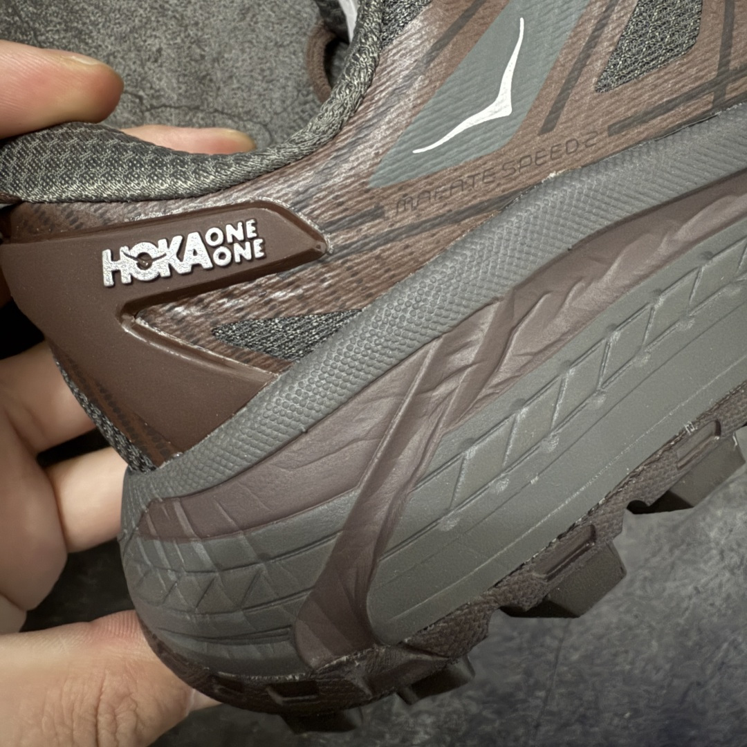 图片[3]-【纯原H版】HOKA ONE ONE Mafate Speed 2 Low CNY 玛法特2代系列低帮轻量户外越野休闲运动慢跑鞋 正确组合底 市场顶级版本 上脚赞到报爆 轻盈舒适 鞋面采用超轻的无缝架构 轻薄的TPU贴在透气的鞋面材料上 减轻重量同时也保证了支撑性 鞋底采用滚动平衡技术 引导跑者回归自然步态 祖传的神奇EVA材质中底依旧是一如既往地表现优秀 能提供充足的缓震 作为HOKA家的越野跑鞋 VIBRAM 橡胶大底也是必不可少的 即便在复杂湿滑的地形 依旧能有良好的抓地力及稳定性 鞋带采用了弹性不易松脱的扁宽弹性鞋带 前掌与中掌部分也进行了加宽 也更加适合亚洲人的脚型 是一款十分全面且足够强悍的户外硬核越野鞋 日常搭配的话短裤是基本不挑 阔腿裤 工装裤以及各种长筒牛仔裤都可以 尺码：36 36.5 37.5 38 38.5 39 40 40.5 41 42 42.5 43 44 44.5 45-选品中心